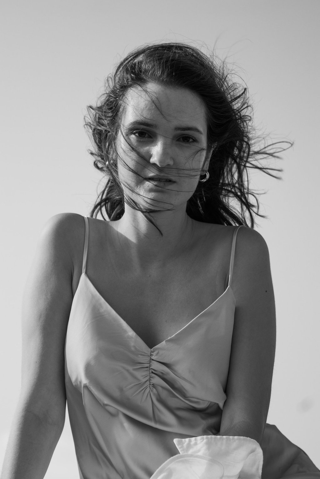 Fotografía en blanco y negro de una modelo mirando intensamente a a cámara