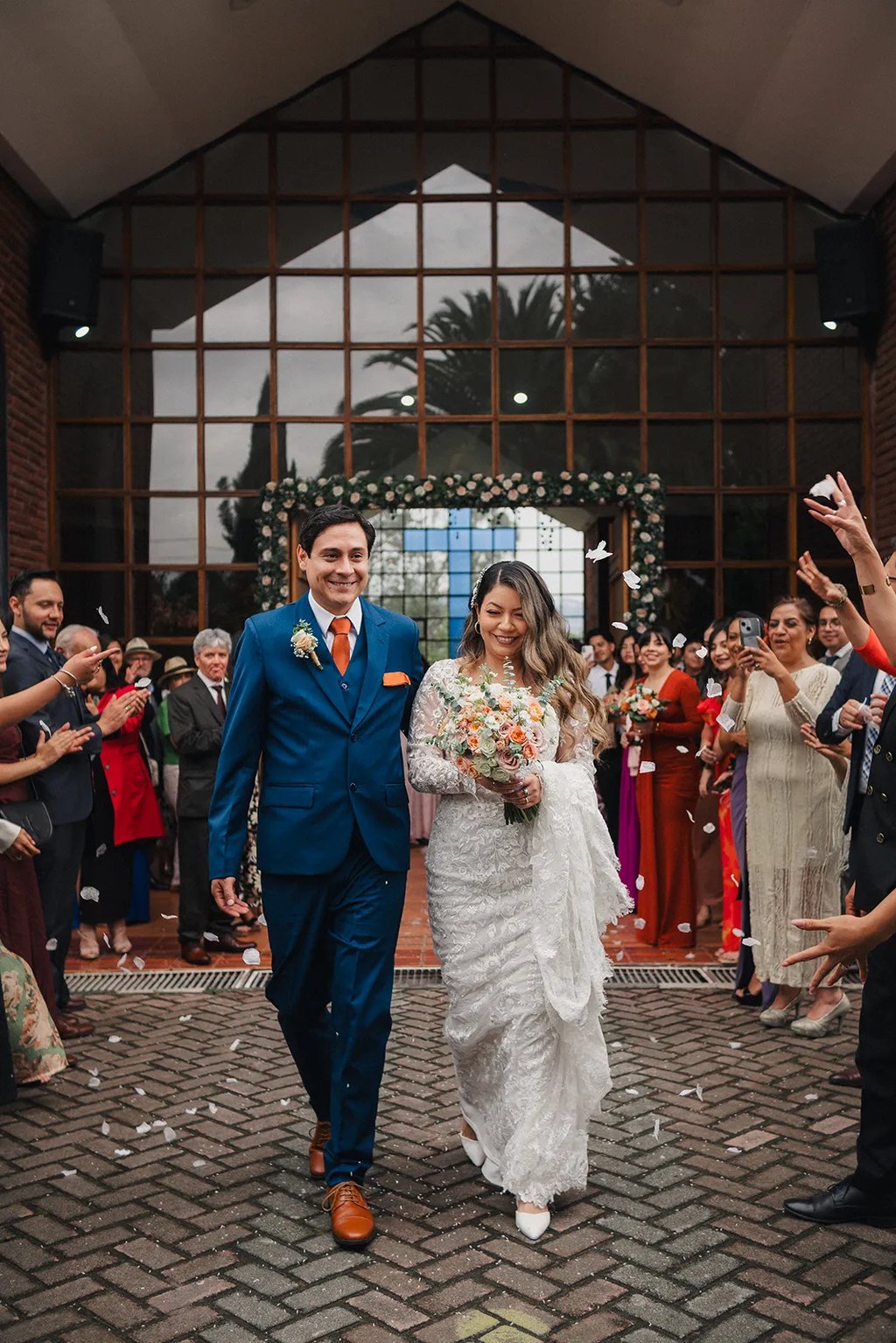 Recién casados salen caminando en su boda en Tumbaco Quito