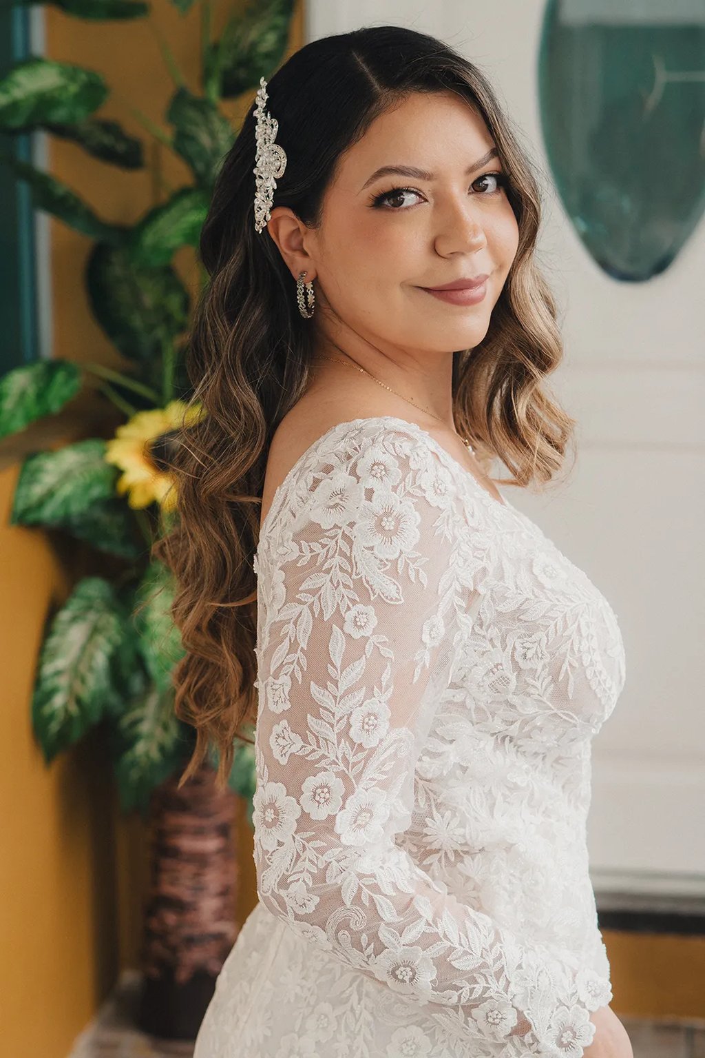 Retrato cercano de novia con vestido bonito y ambiente cálido en Quito, Ecuador