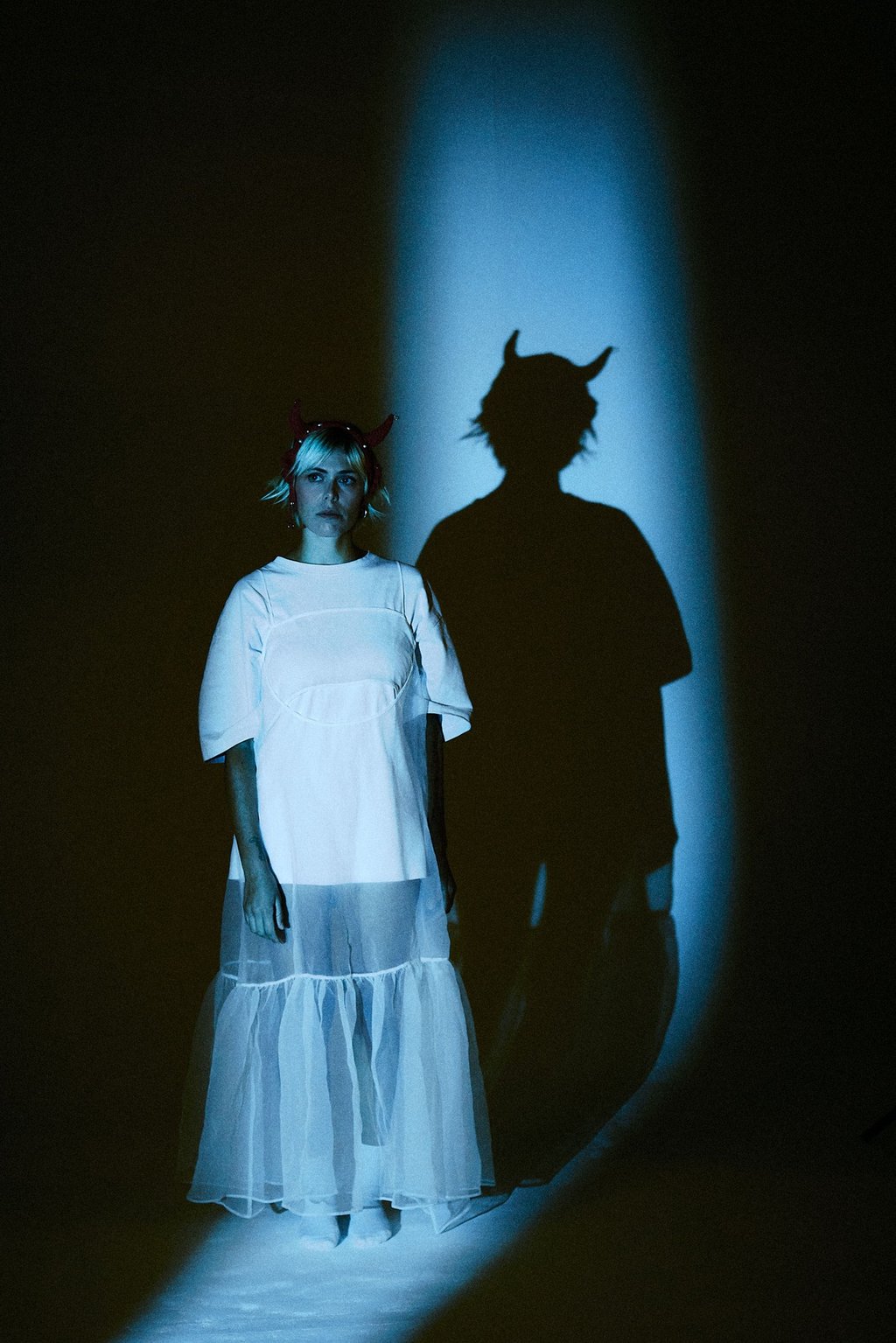 Foto da cantora Whitemary em azul com uma sombra em destaque ao fundo