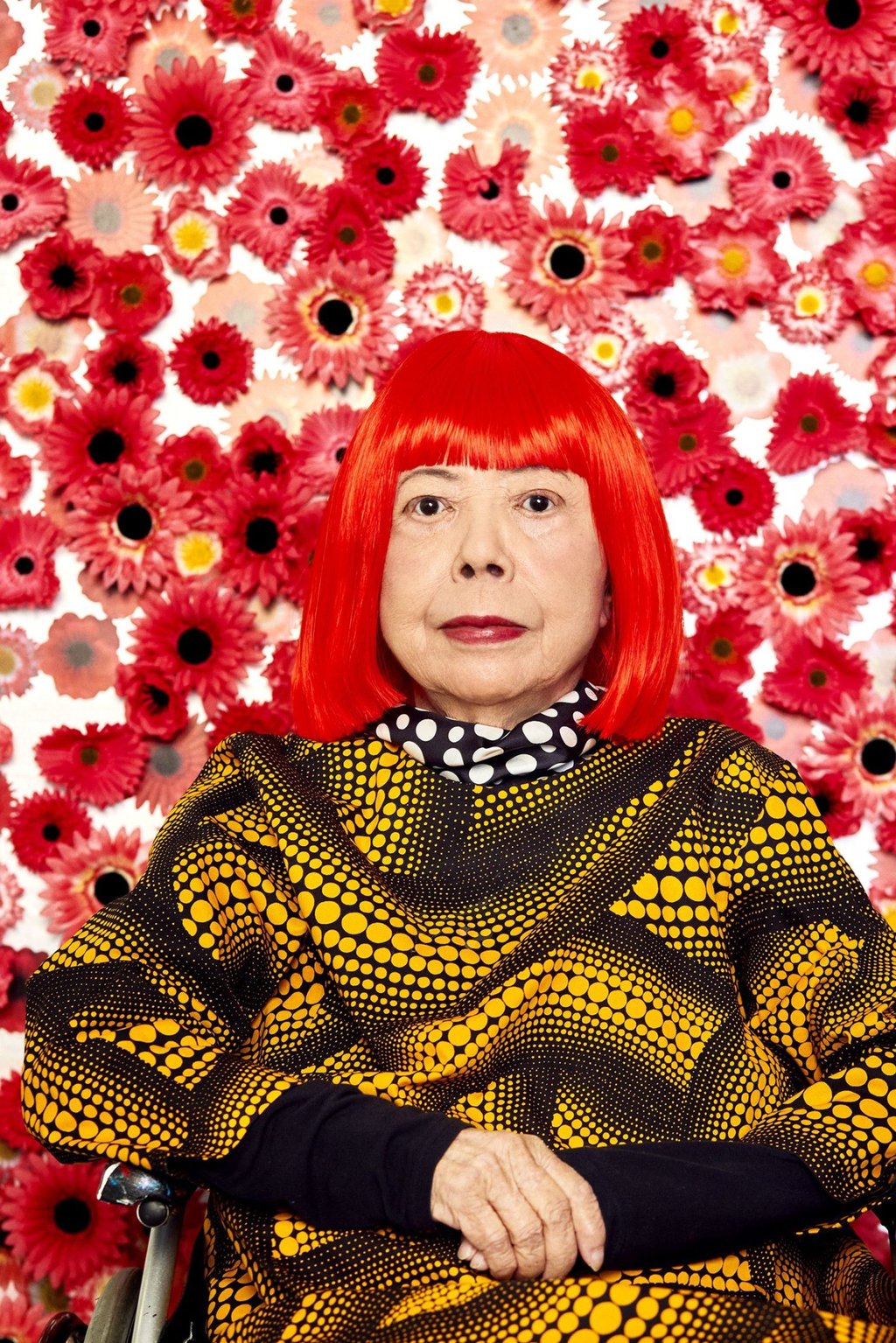 A artista japonesa Yayoi Kusama, conhecida por suas instalações de arte e esculturas cobertas de pon