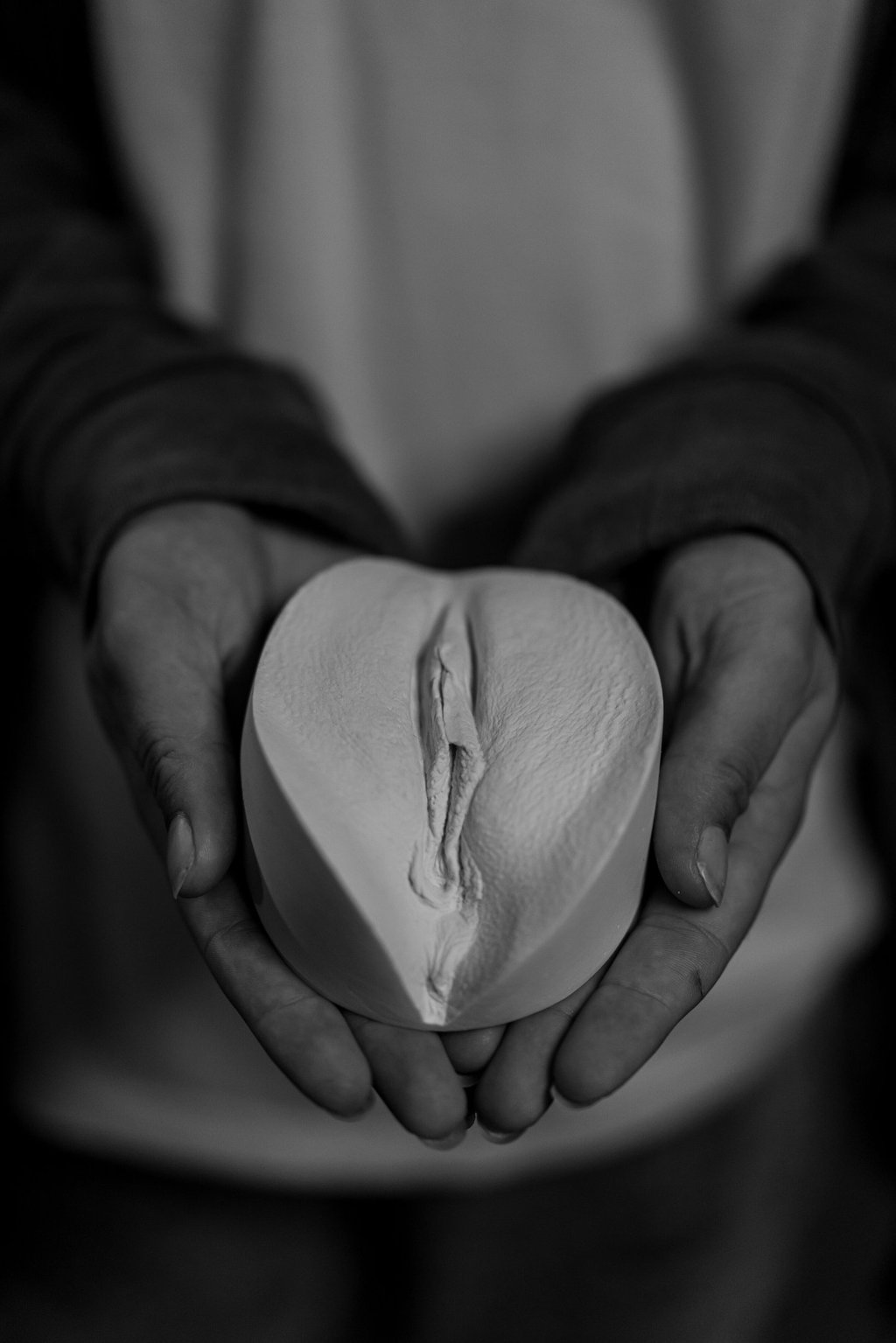 Vulve en plâtre de mains  - Moulage intime Bordeaux