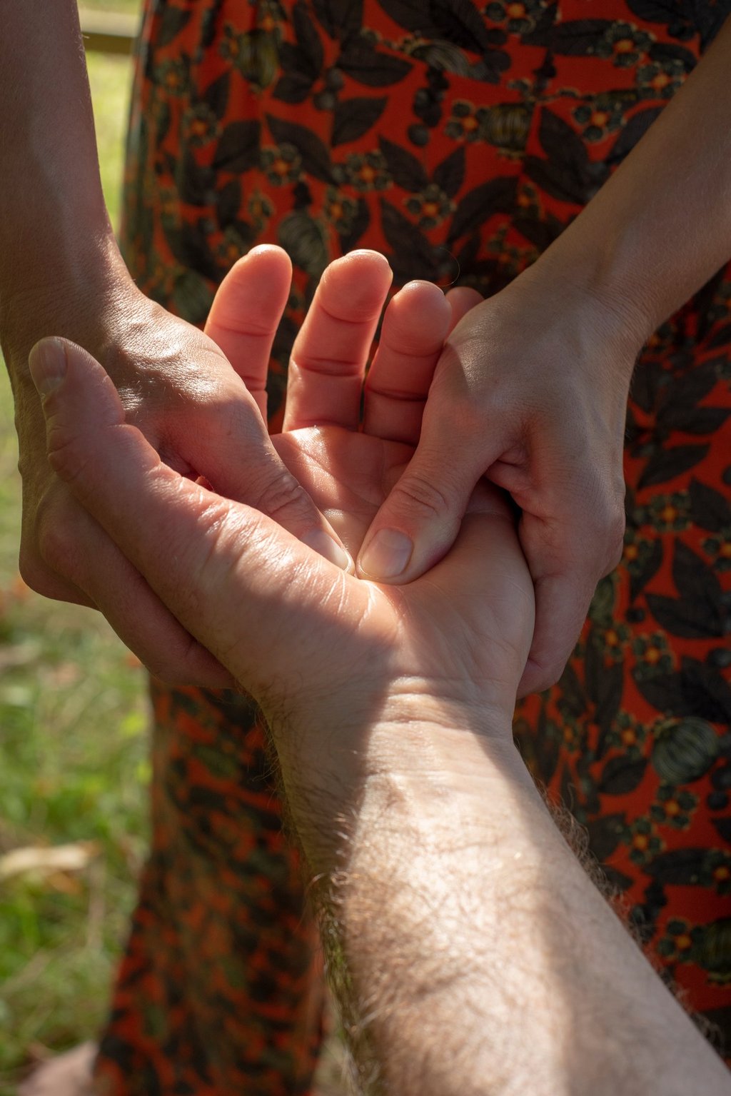 Massage relaxant de la paume de main avec les deux pouces