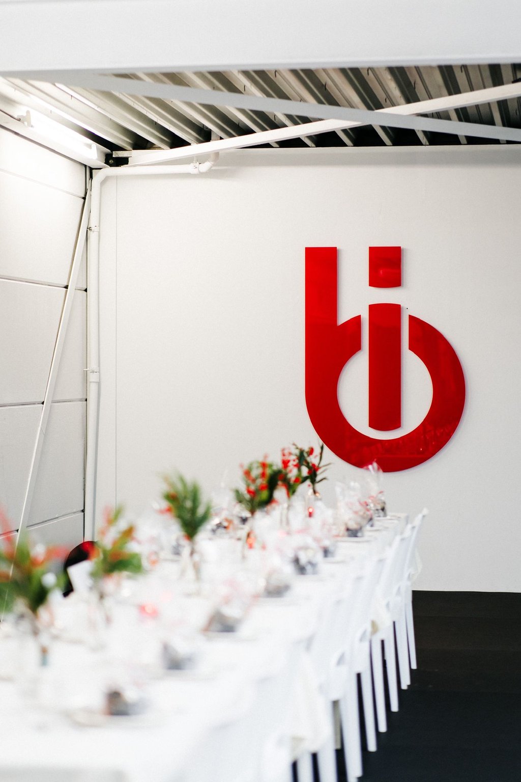 Professioneel gedekte tafel voor zakelijke eventcatering door How Love Tastes