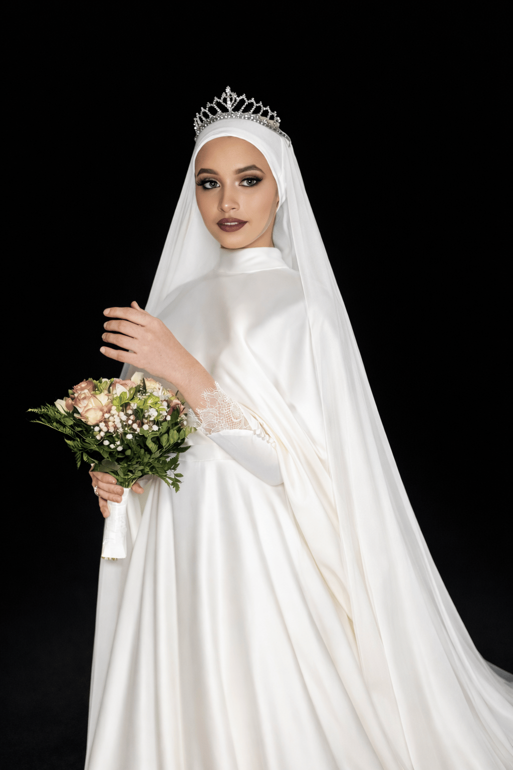 Modest bridal gown en satin silk ivory avec jupe fluide A-line cape dentelle