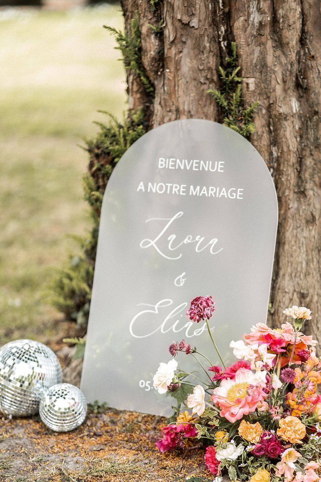Panneau de bienvenue mariage avec des fleurs colorées et de saison - pivoines. Photo @Chloé Artières