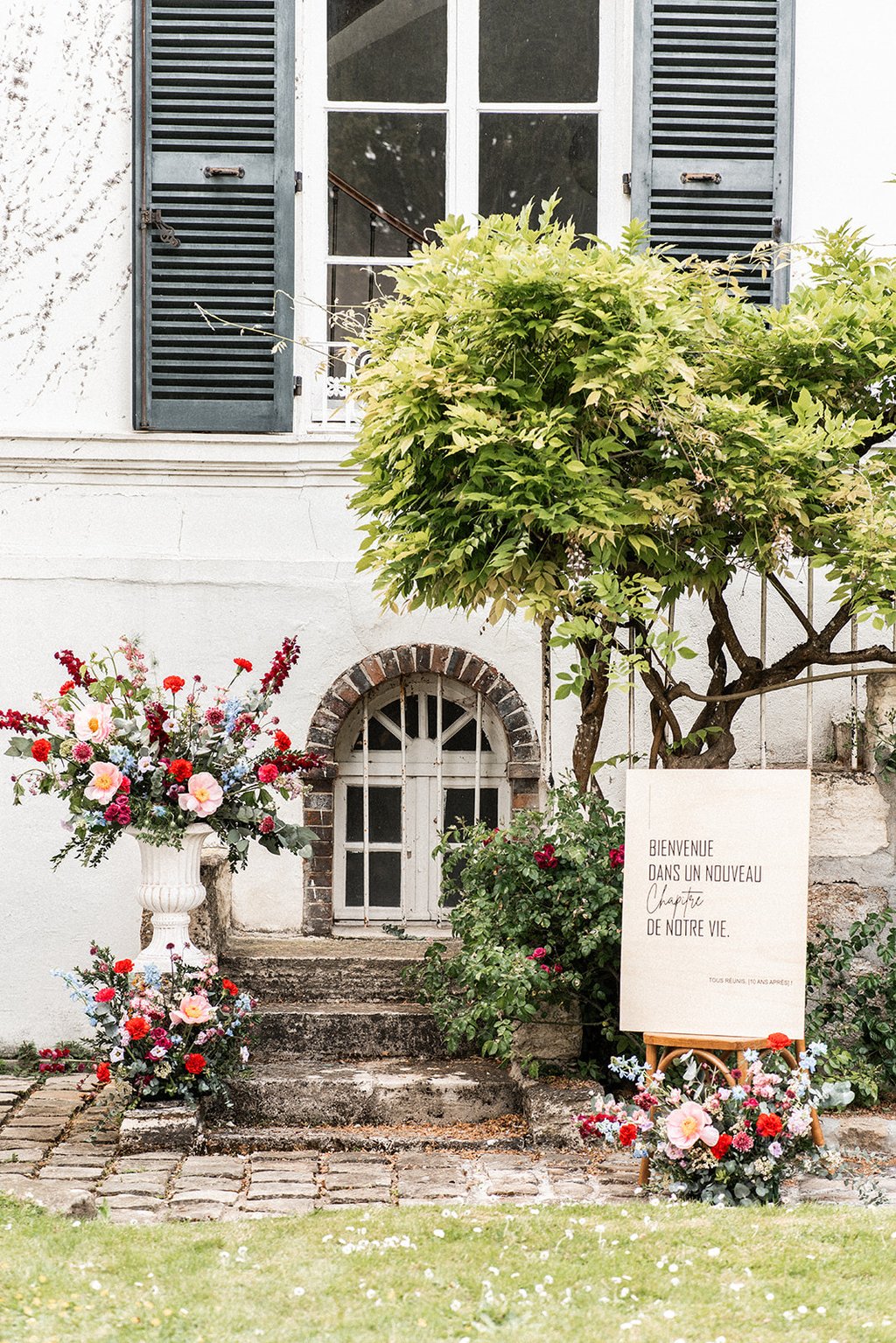 Décoration du lieu de Mariage - escalier fleuri et panneau de bienvenue- Photo @Chloé Artières