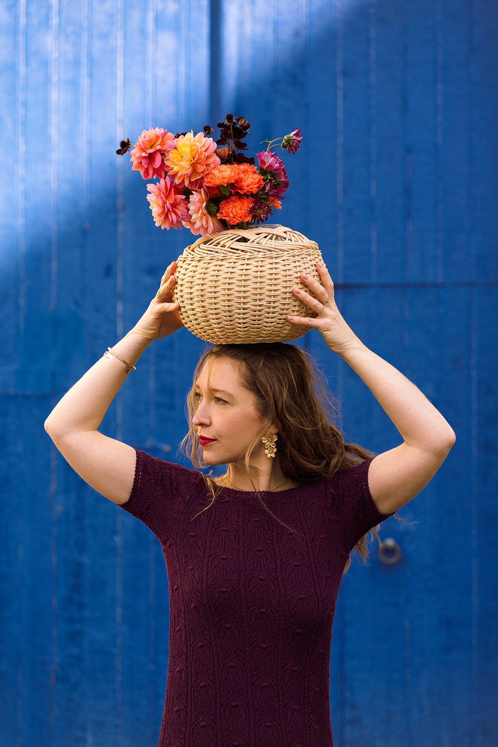 Shooting photo pour accessoires, paniers et bijoux avec des fleurs. Photographe Motoutcourt