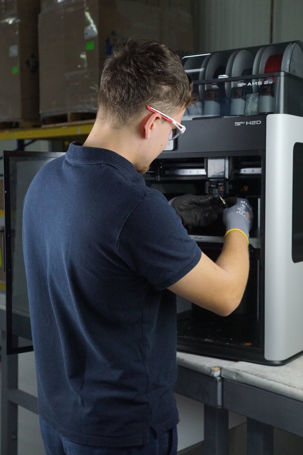 Unser Techniker bei der Wartung einer FDM-Anlage vor Ort.