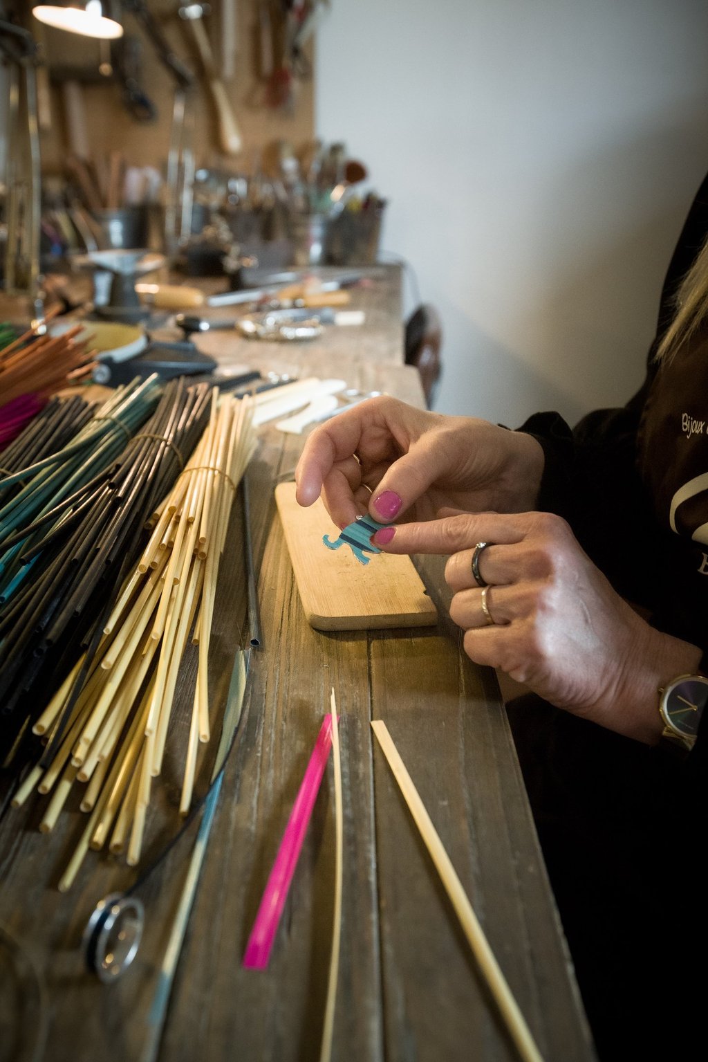 Dans l'atelier de marqueterie de paille 