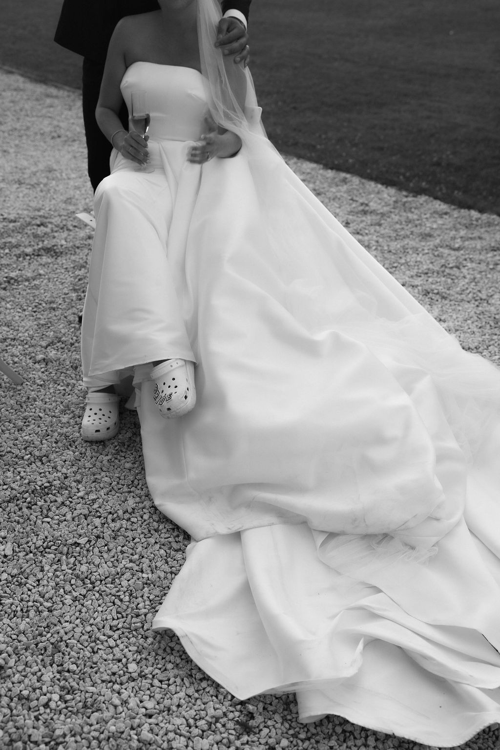 a bride and groom are posing for a photo wedding in Bordeaux