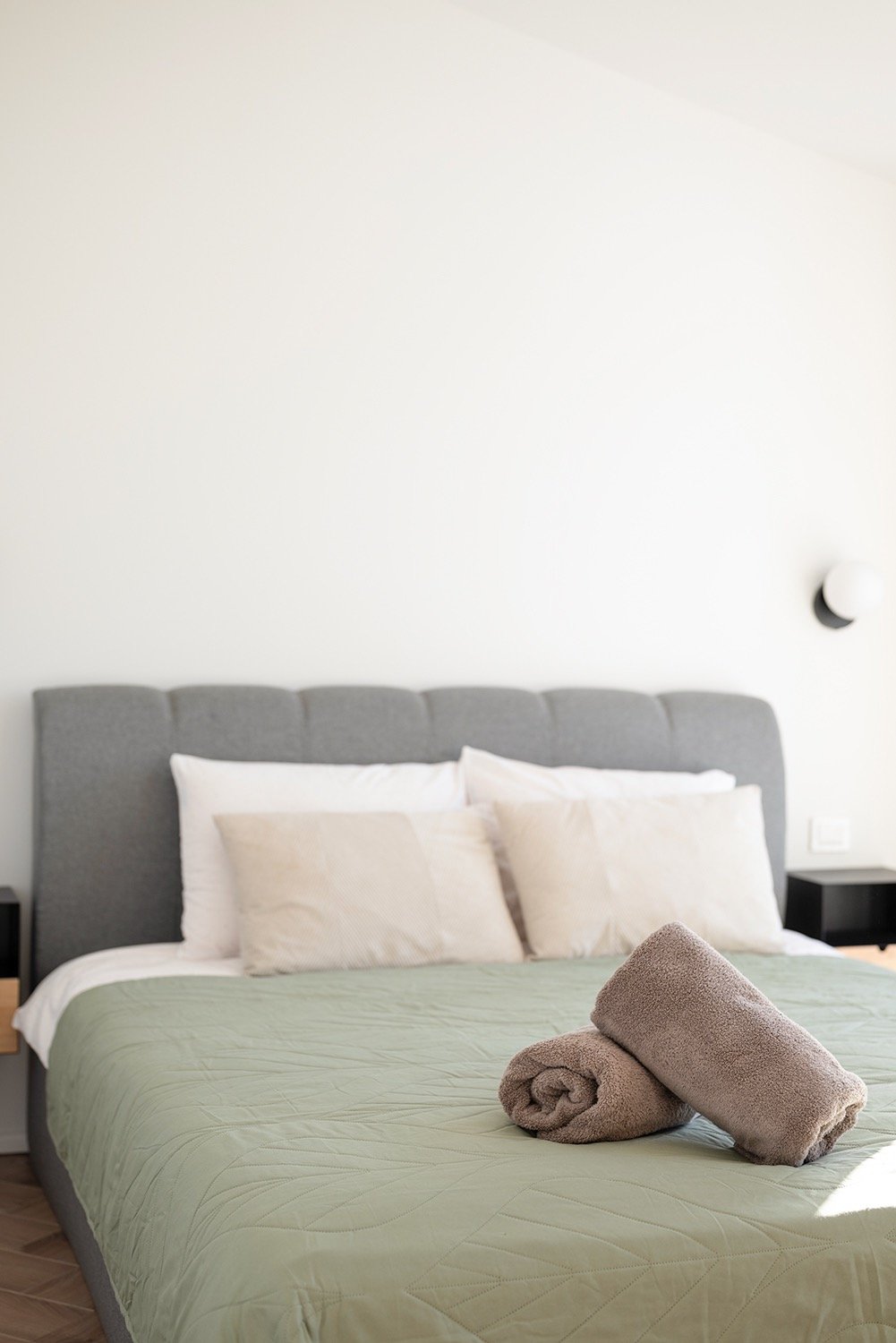 Erdvus miegamasis su didele miegamojo  lova