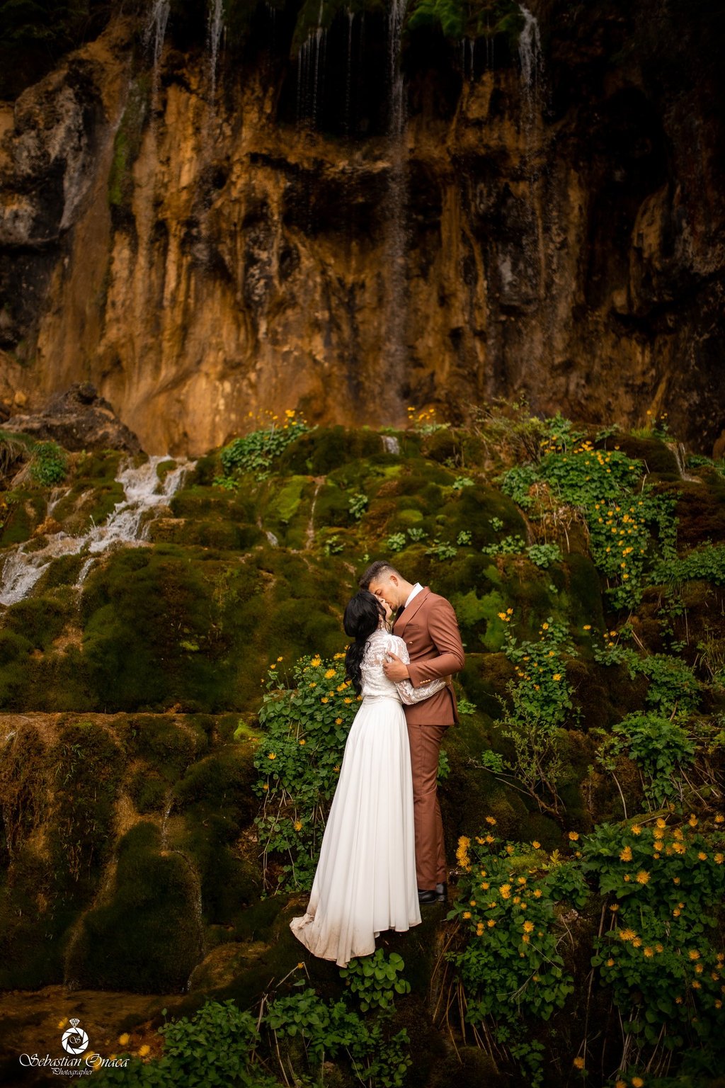 Fotograf nuntă Oradea – portret de mireasă, lumină caldă și expresie autentică