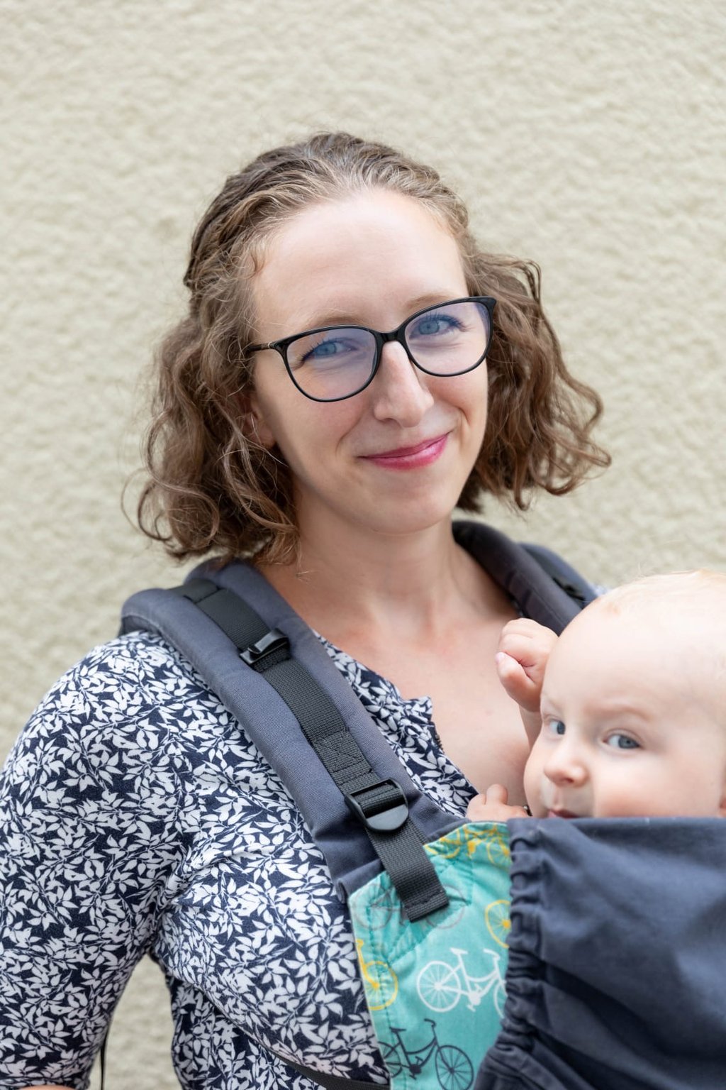 Elementarpädagogin mit dem Baby in der Trage lädt zur Babykursen in Wien ein