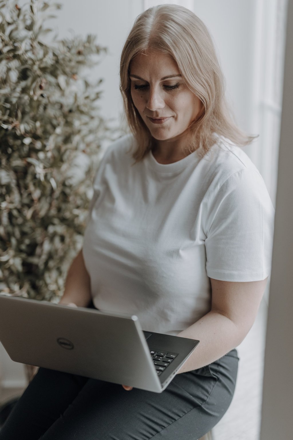 HR Consulting & Interimslösungen mit Laptop