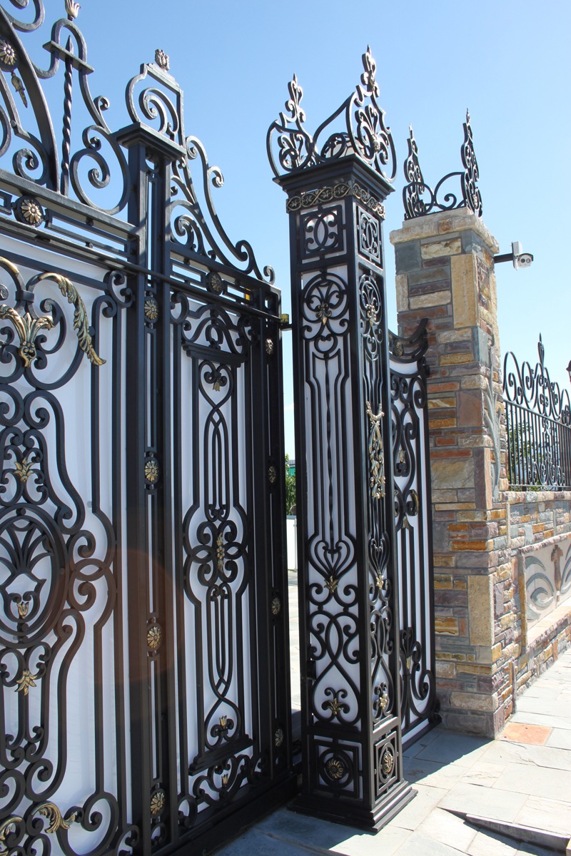 Portail de garage en fer forgé noir et or