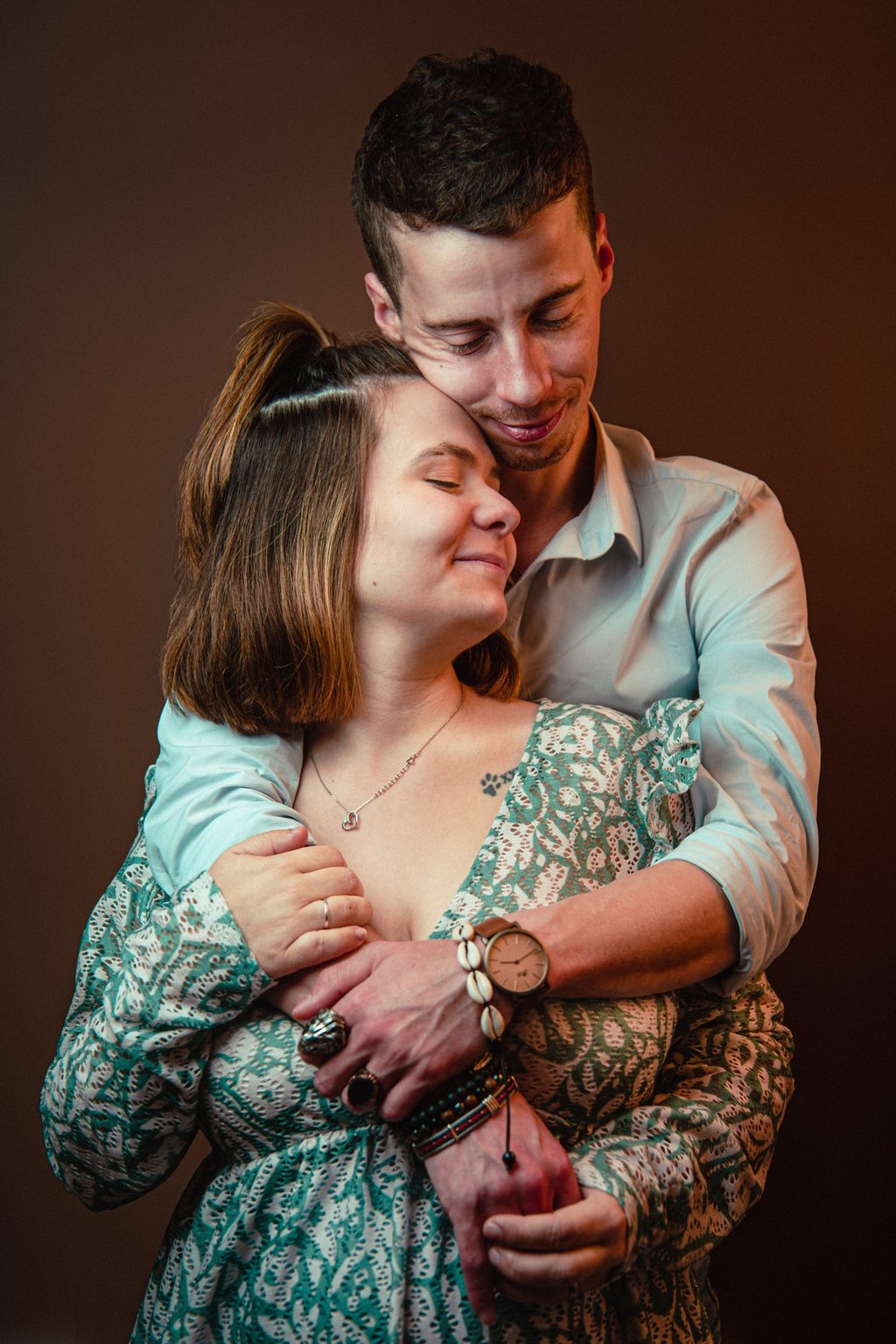 Portrait tout en douceur, photographie en studio photo par un photographe vidéaste expérimenté autour de la ville de Pau.