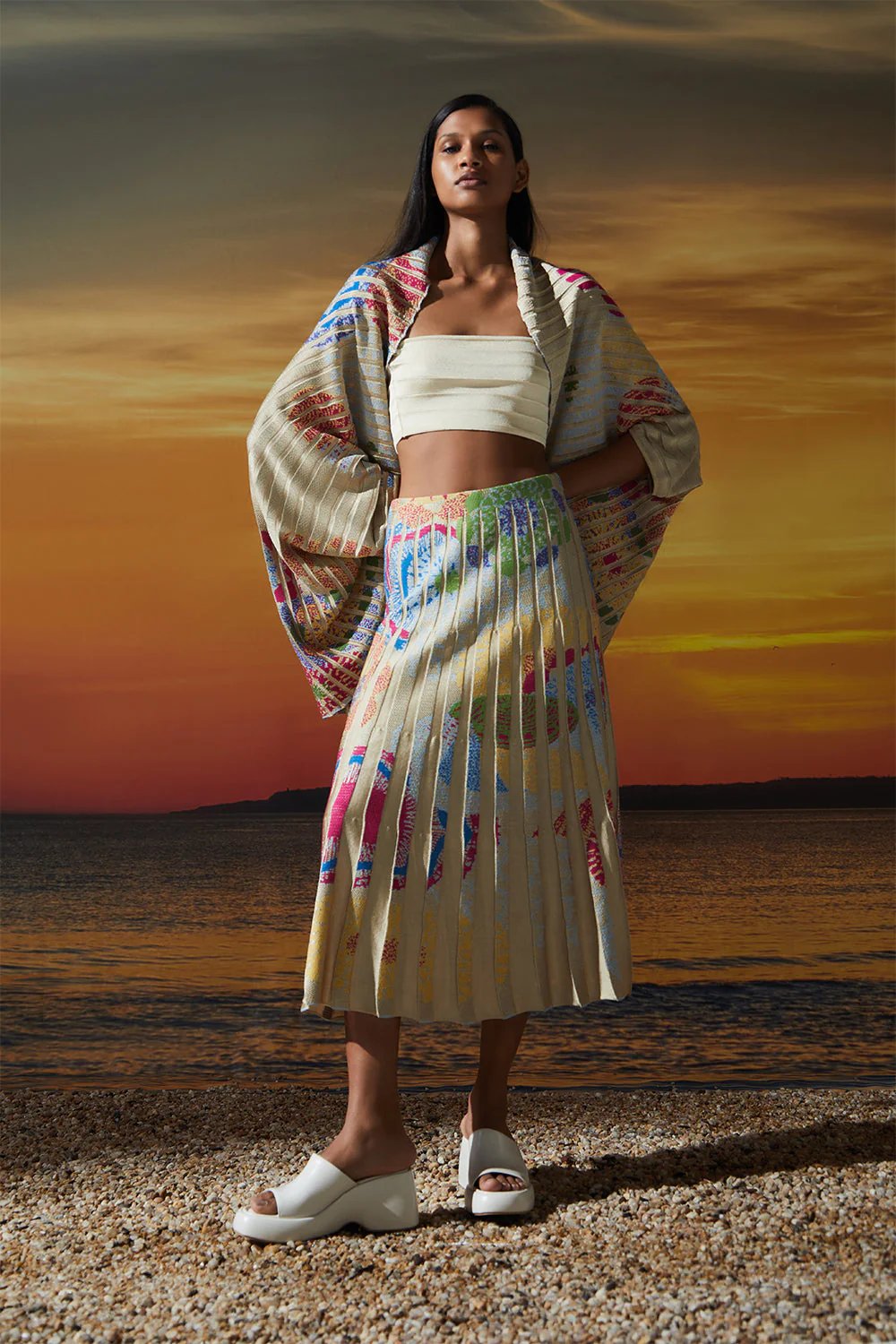 Estampa exclusiva em jacquard com inspiração na cultura popular brasileira do artesanato e rendeiras