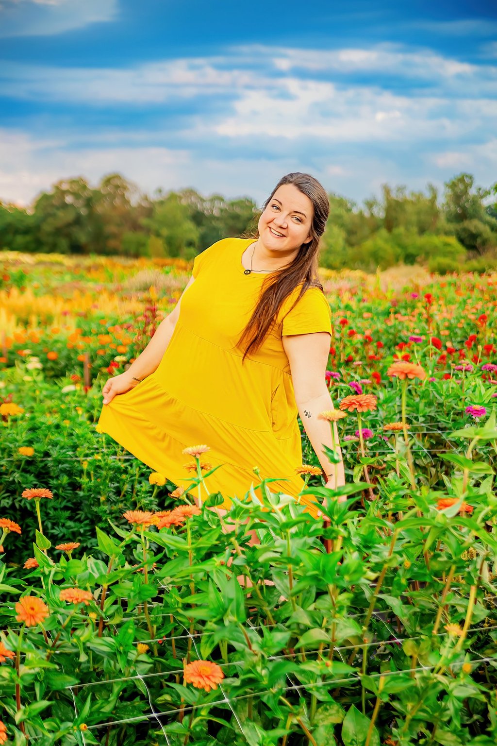 Lancaster PA senior picture photographer. Photo of girl in flowers