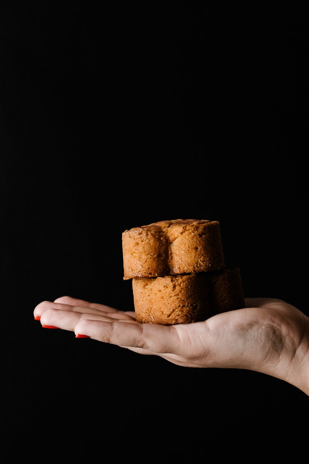 Gâteau Basque individuel de la Maison Pommiers dans une main