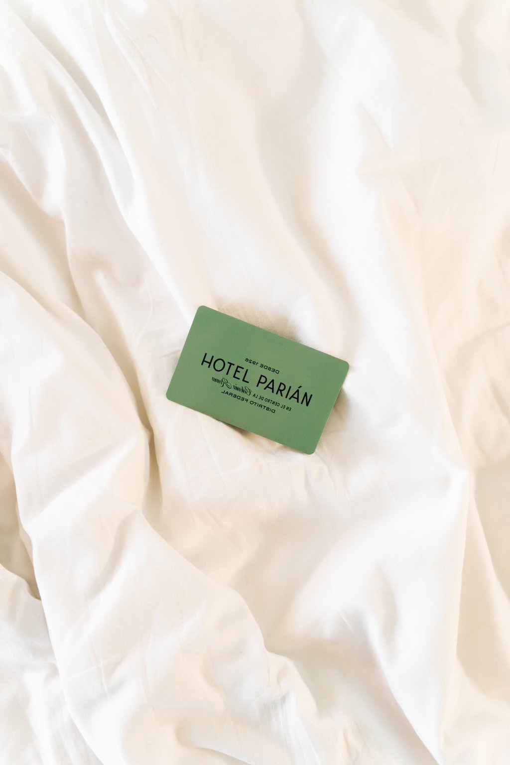 Parian Hotel lit carte - Studio Fauvve