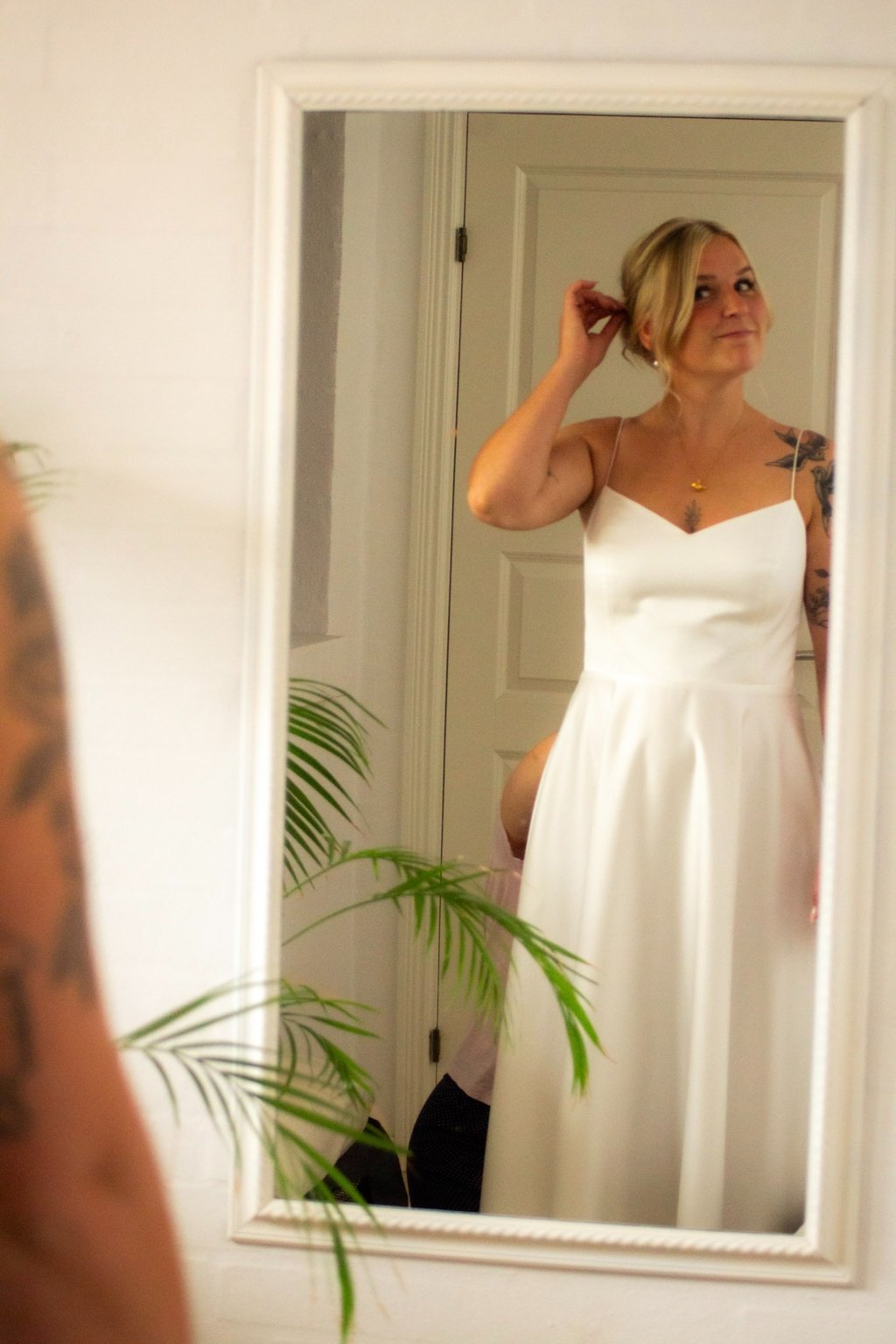 brudekjole i satin med lommer og v- udskæring