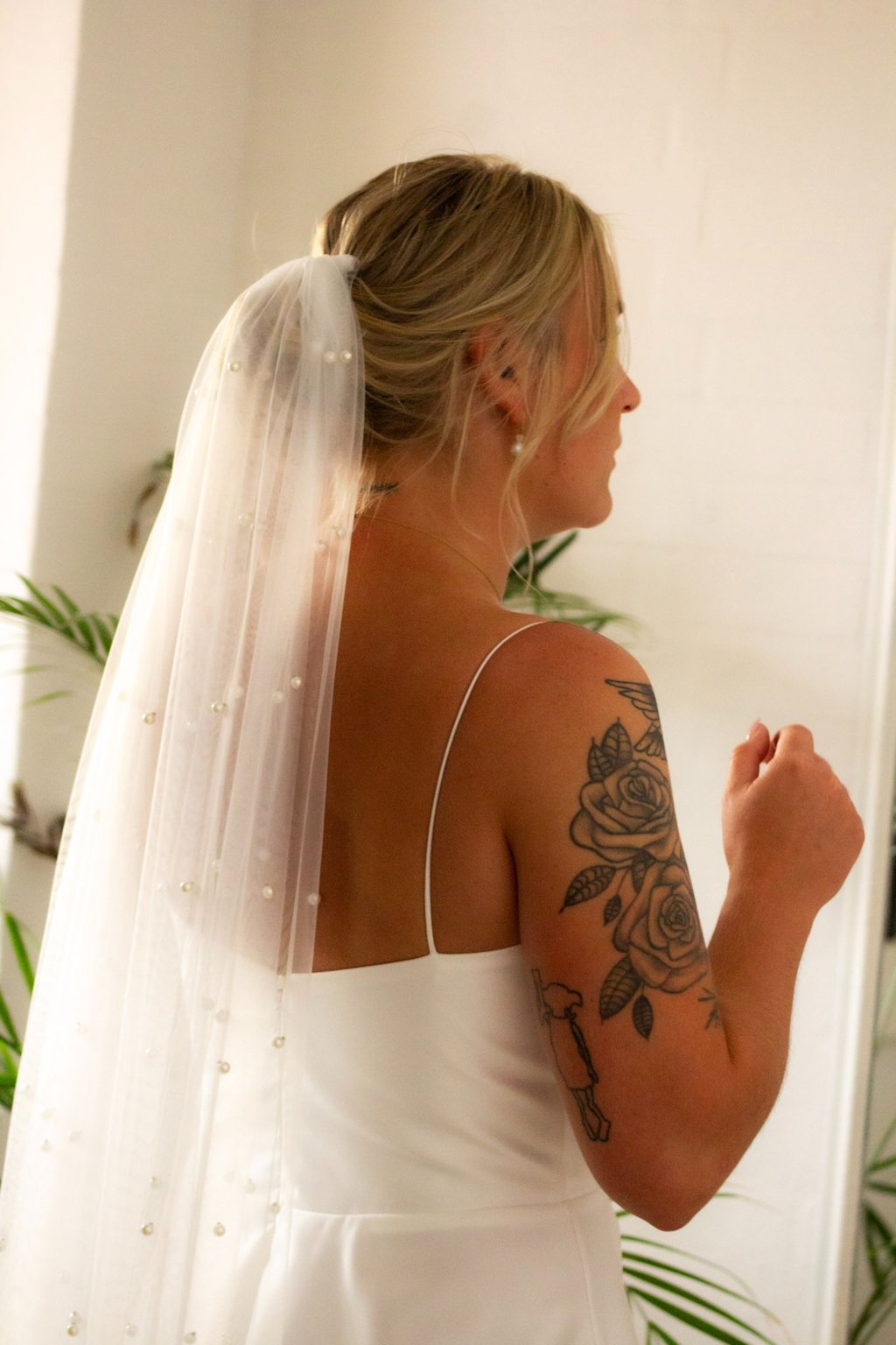 Skrædder brudekjole med lommer I syet i satin med lav talje