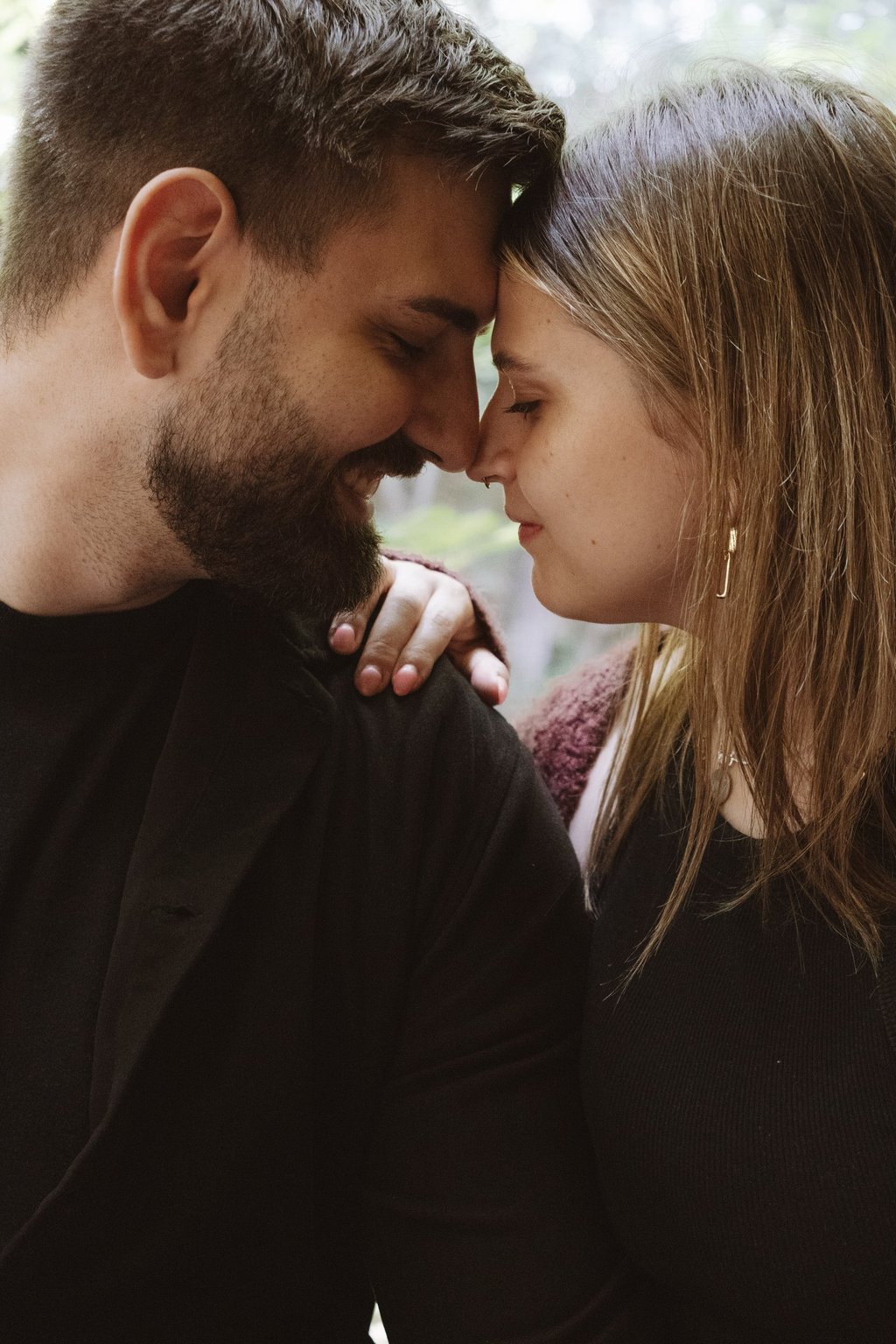 Hochzeitsfotograf Nürnberg: Inniger Moment eines verliebten Paares Stirn an Stirn im Wald.