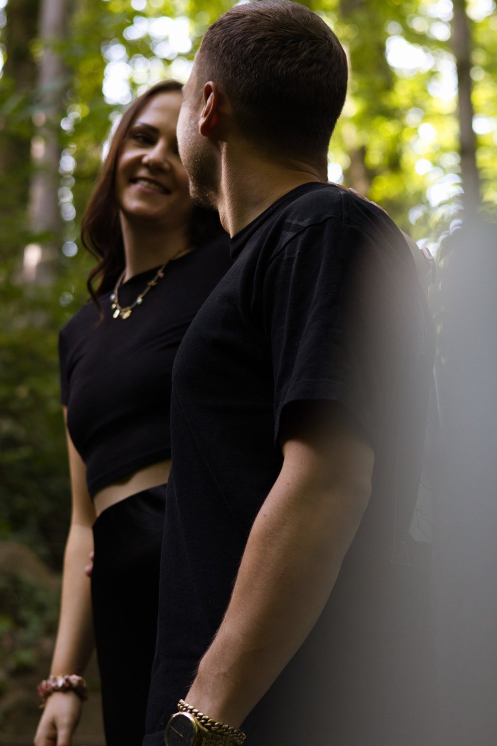 Verlobungshooting Rödental: Zärtlicher Moment Stirn an Stirn voller Vertrautheit.