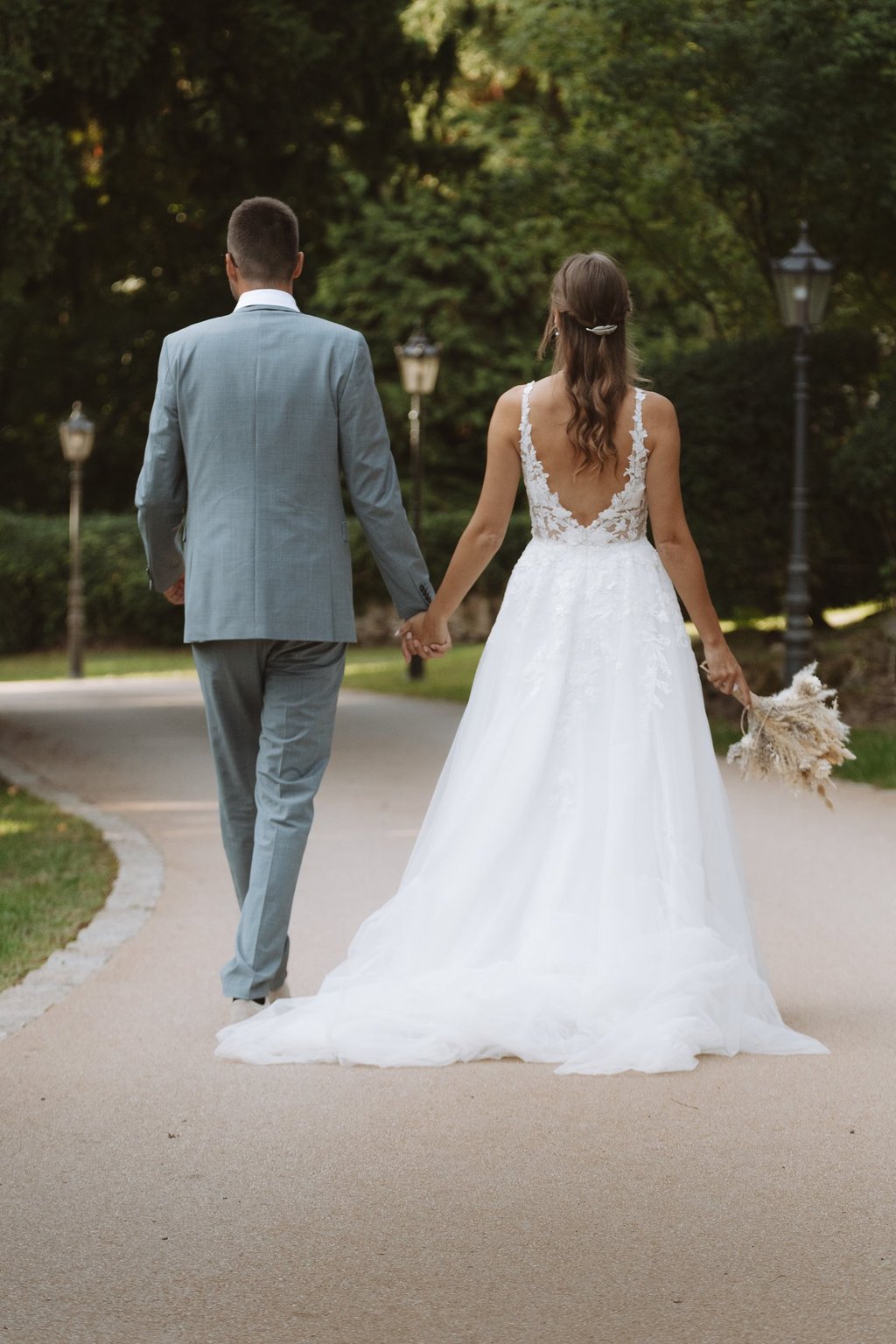 Shooting bei Schloss Hohenstein: Brautpaar Hand in Hand im Schlosspark. 