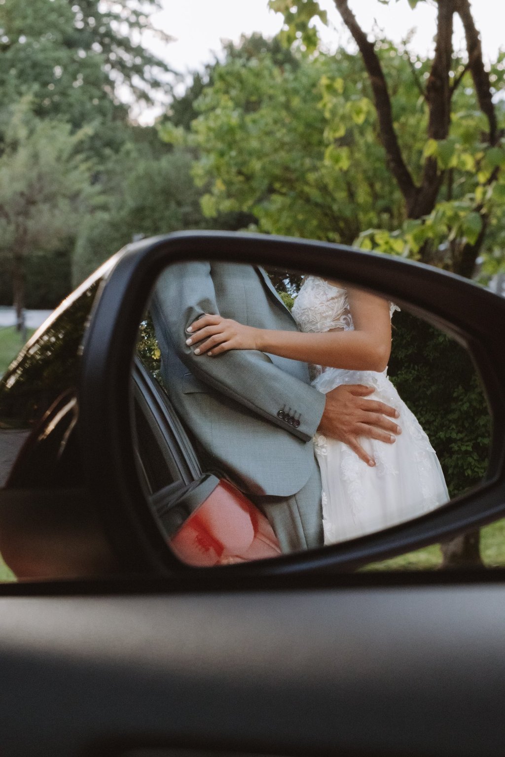 Filmischer Moment des Brautpaares im Spiegel. Ein Detail, das eure Hochzeitsreportage bereichert.