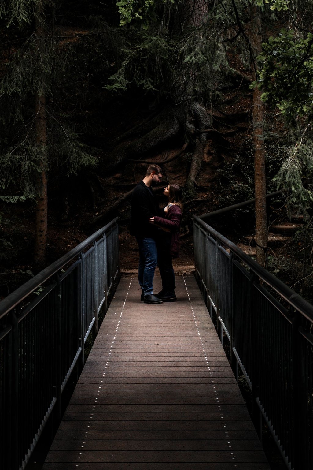 Hochzeitsfotograf Nürnberg: Stilvolles Paar auf Brücke, Spiel mit Licht und Schatten.