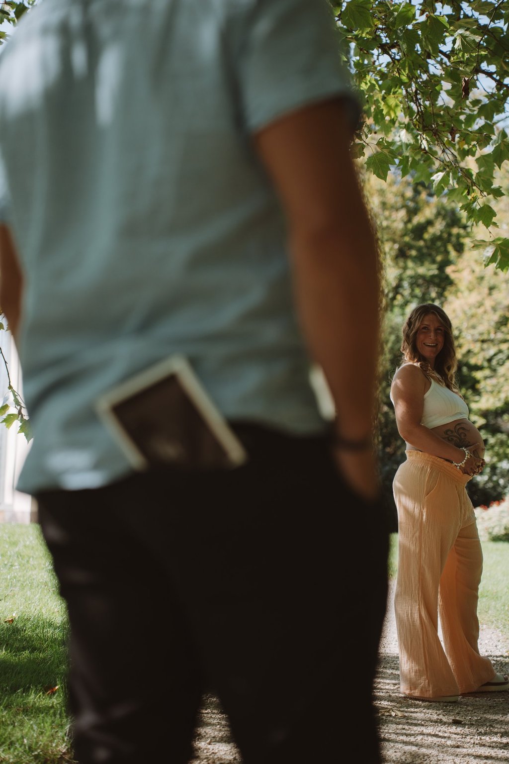 Kreatives Ankündigungsshooting Coburg: Ultraschallbild in der Tasche des werdenden Vaters.