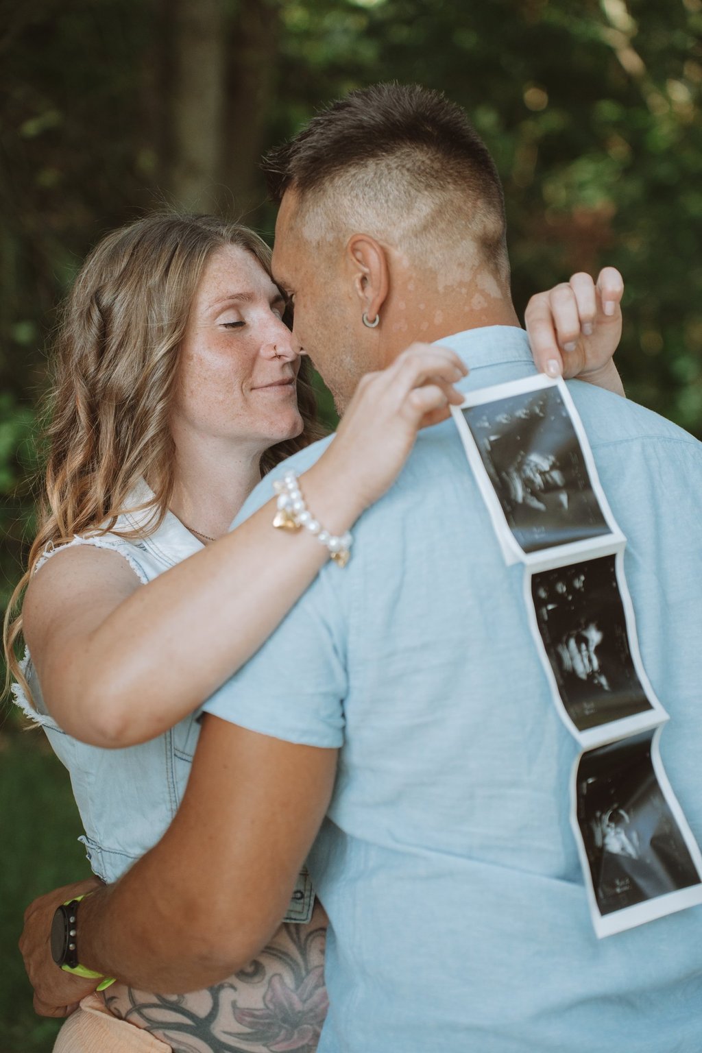 Schwangerschaftsverkündung Coburg: Stolze werdende Eltern mit dem ersten Ultraschallbild.