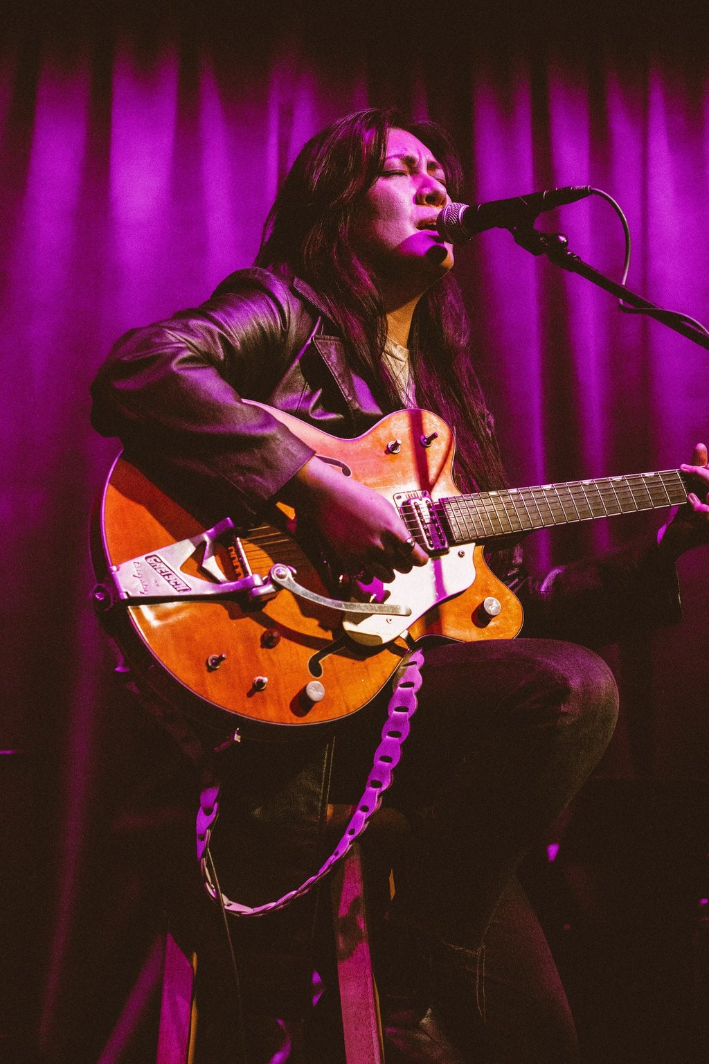 professional singer and artist, lo barnes, performing. she leads a singing course in margate.