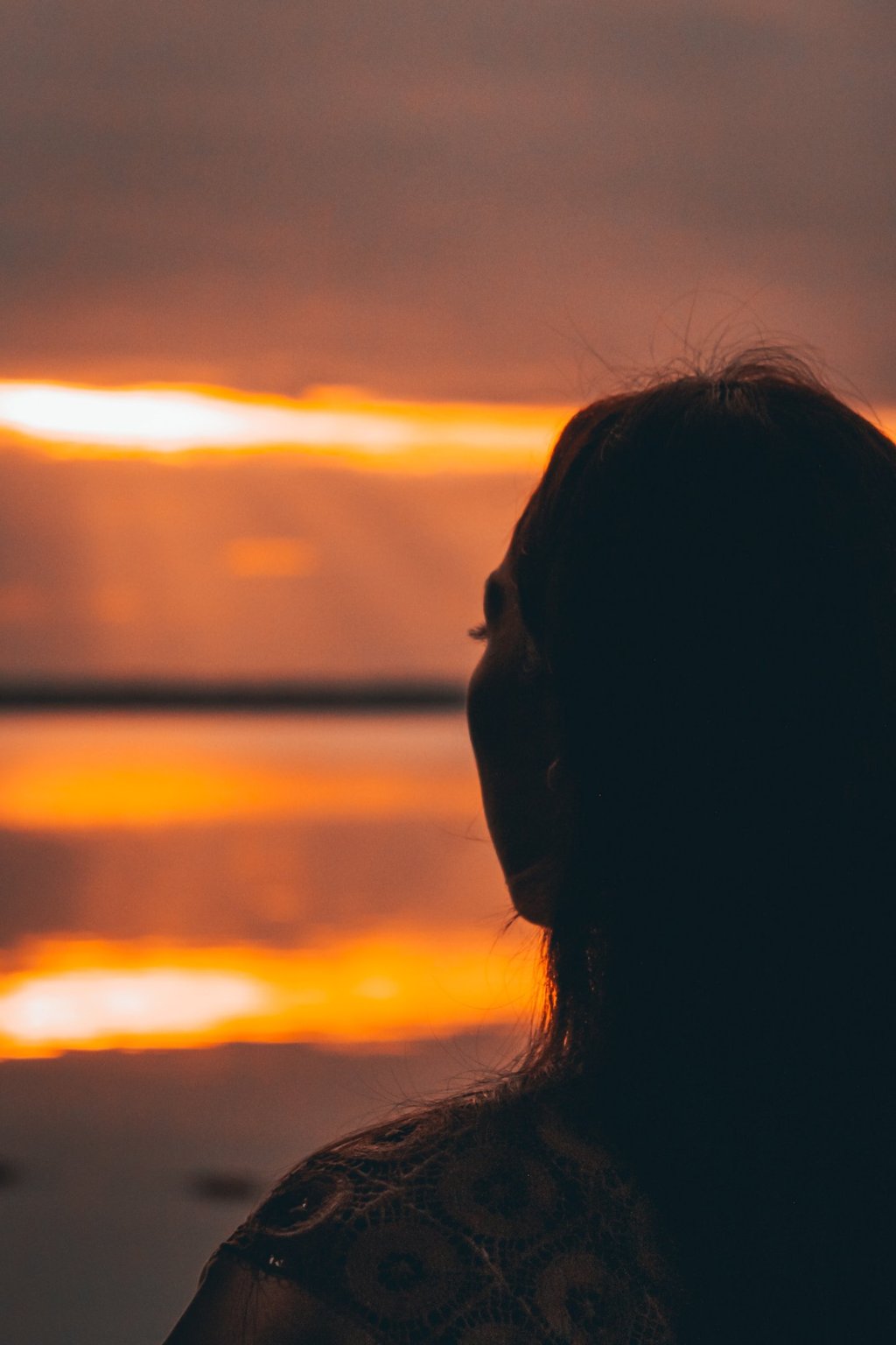 Mujer disfrutando el atardecer en Bacalar