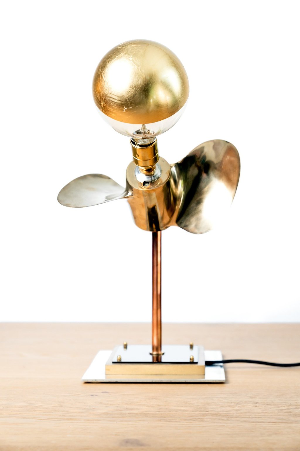 Lampe dorée en hélice de bâteau recyclée