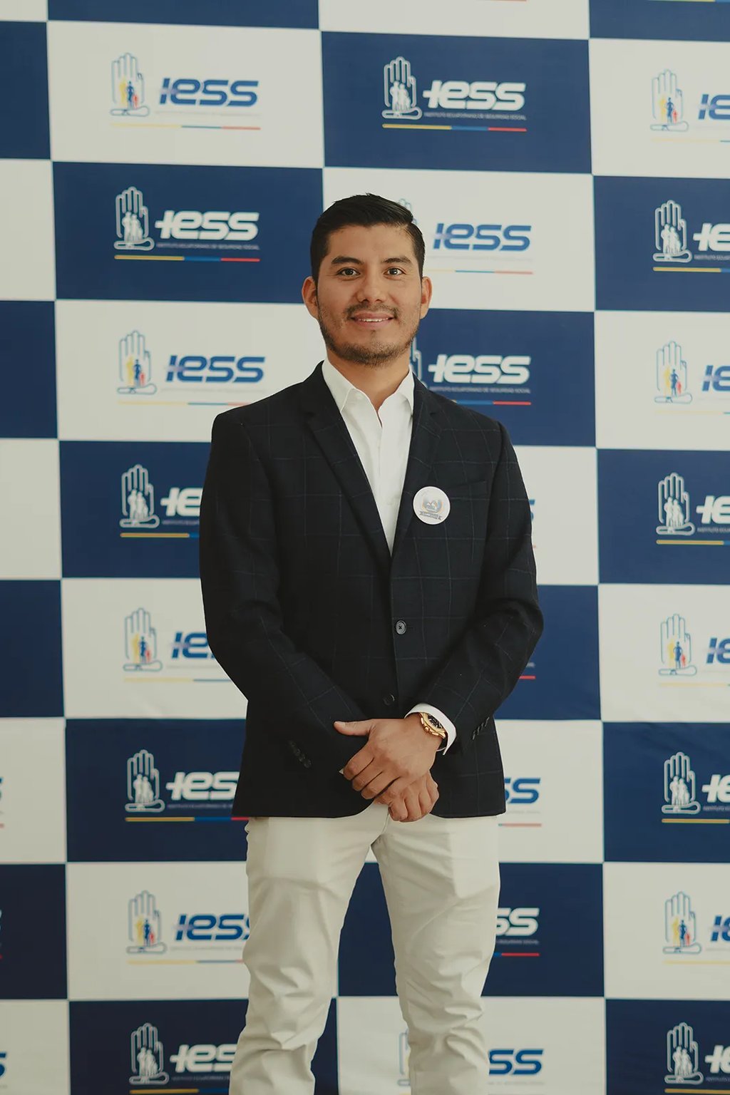 Doctor cirujano posando en frente de un banner del IESS Quito Ecuador