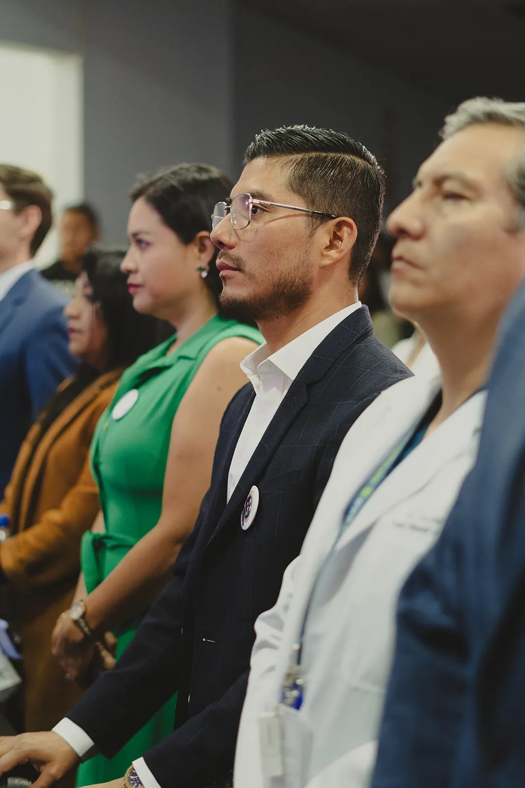 Retrato de doctor en evento corporativo del IESS, viendo profesionalmente en la ponencia en Quito, Ecuador