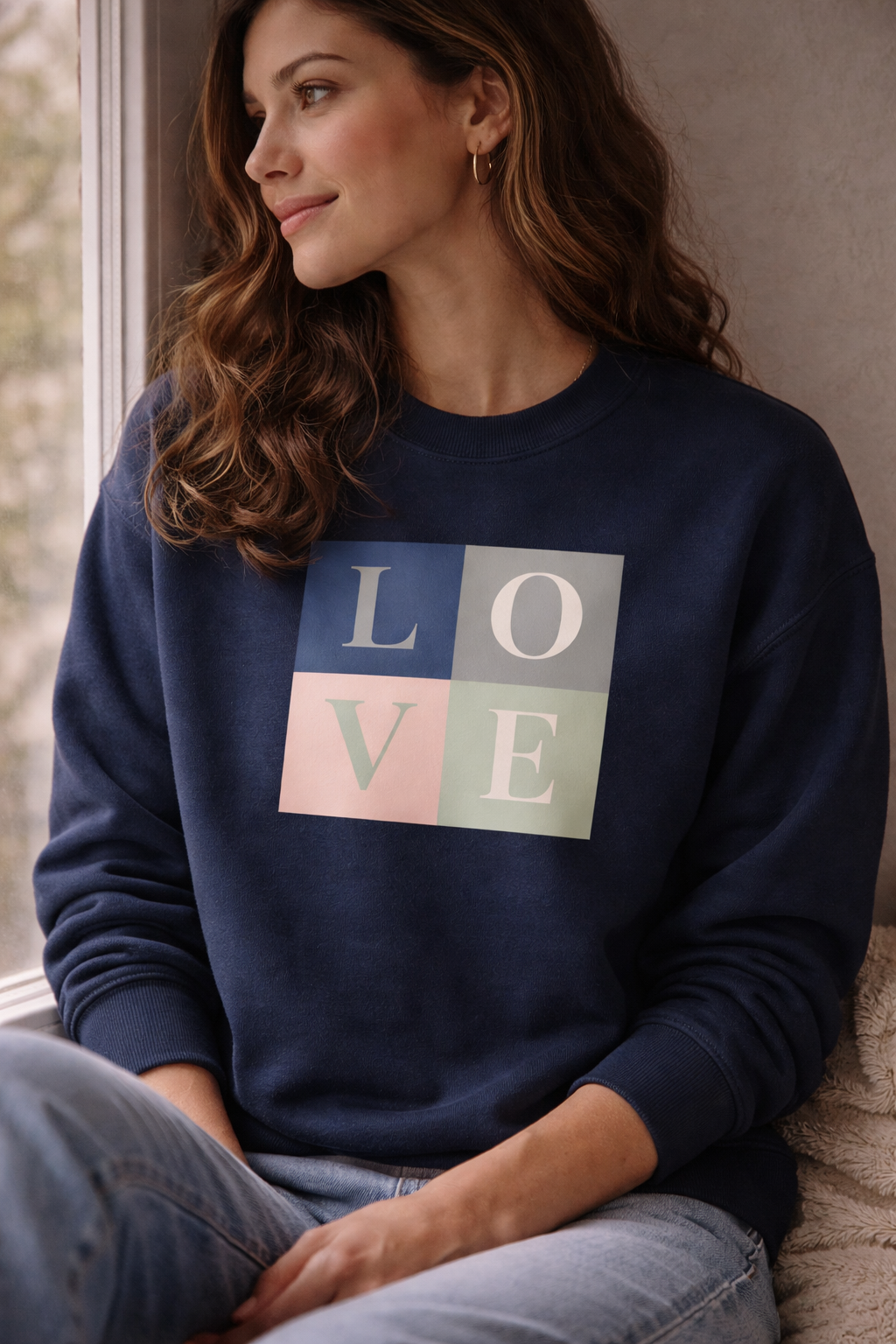 Frau am Fenster mit navyblauem LOVE Sweatshirt mit großem Statement Print von Heartful Apparel
