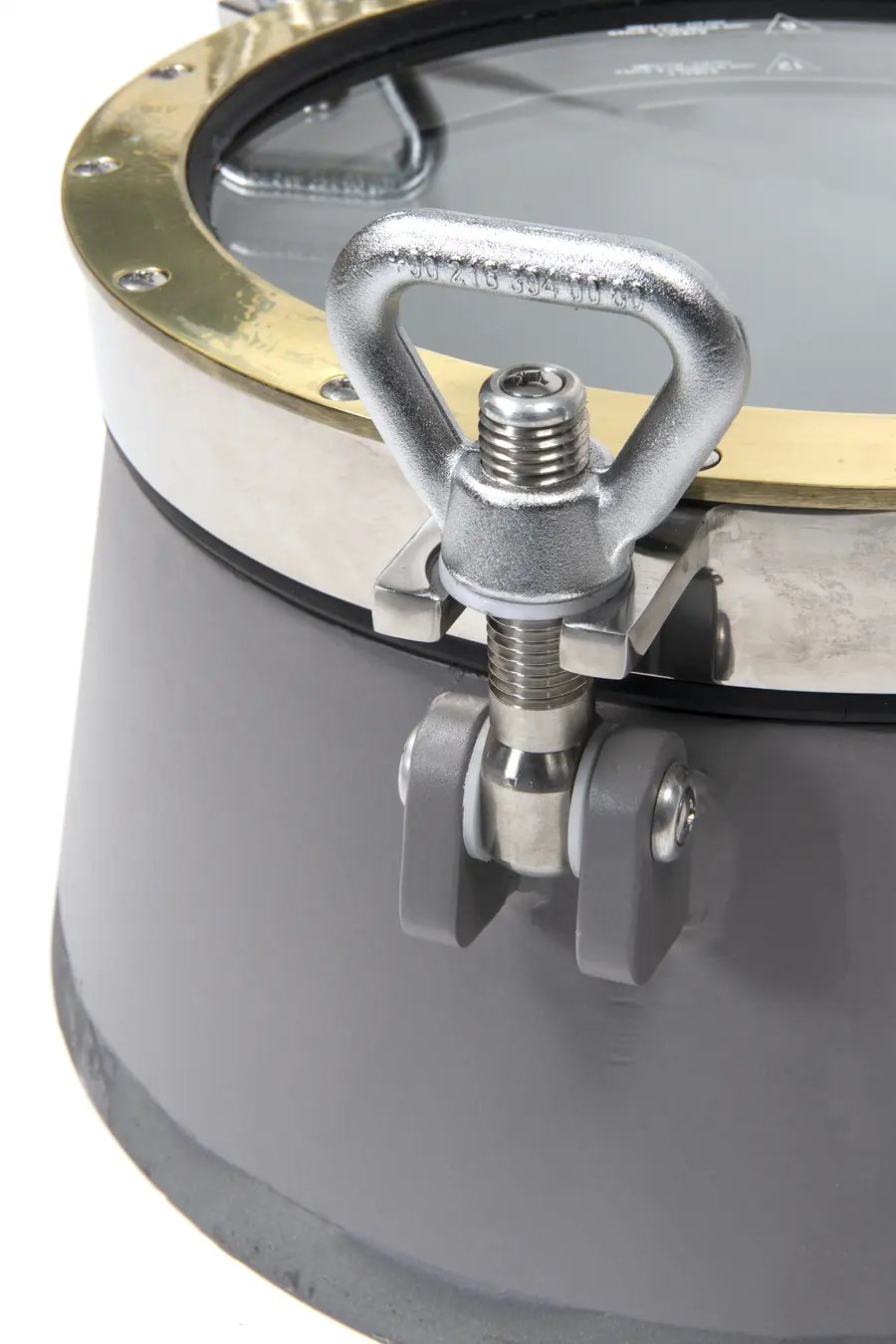 Détail fermeture hublot de bateau ouvrant inox et laiton 300 mm