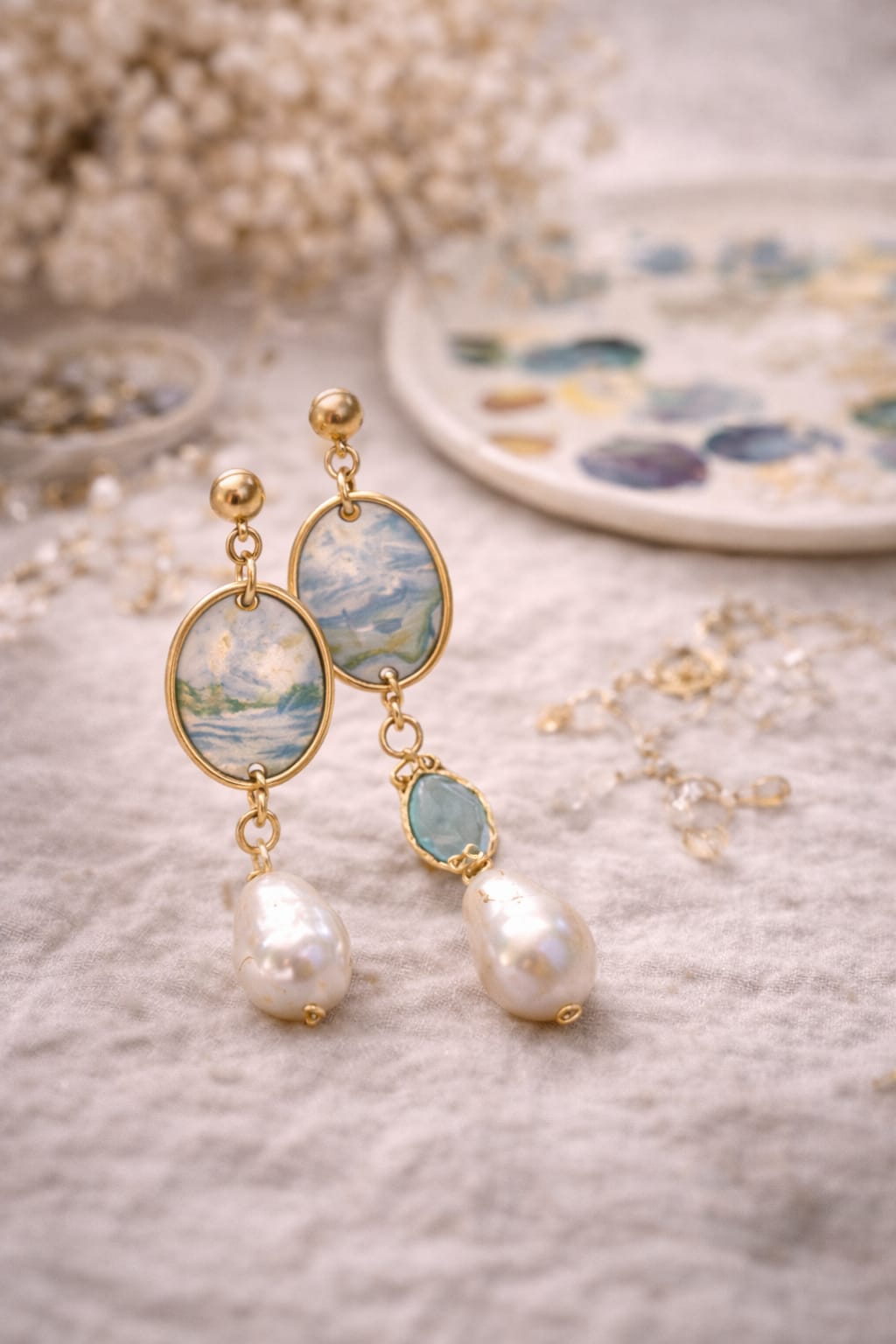 “Pendientes colgantes de oro hechos a mano con pinturas paisajísticas ovaladas y perlas