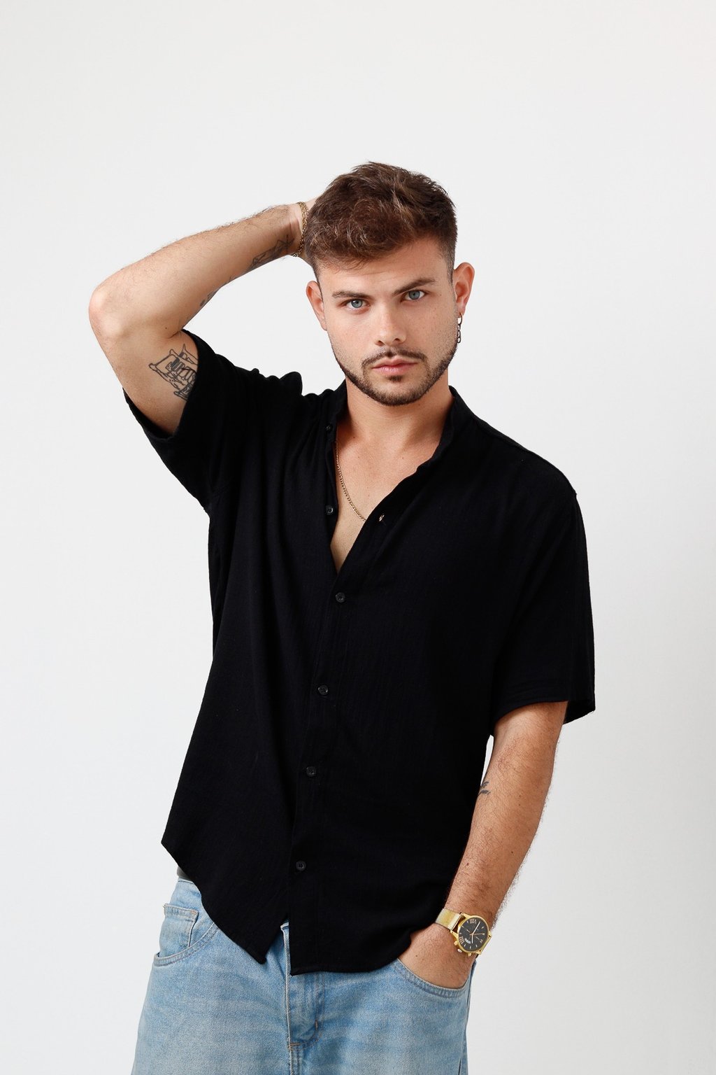 Book de modelos masculinos en Cancún. Foto polaroid de frente para agencias de modelaje.