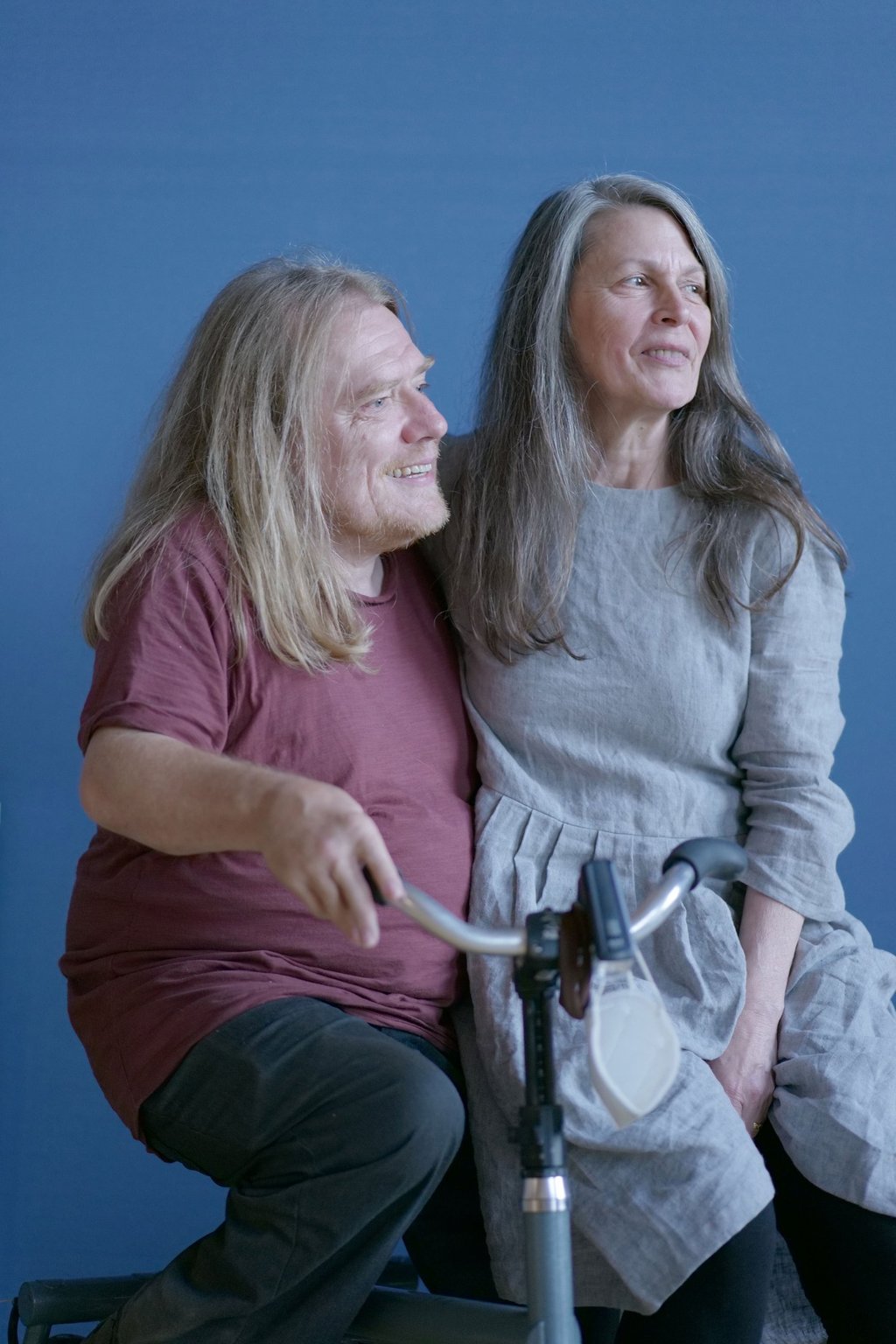 Eine Frau sitzt auf dem Schoss von einem Mann. Christian und Silke heißen die beiden.