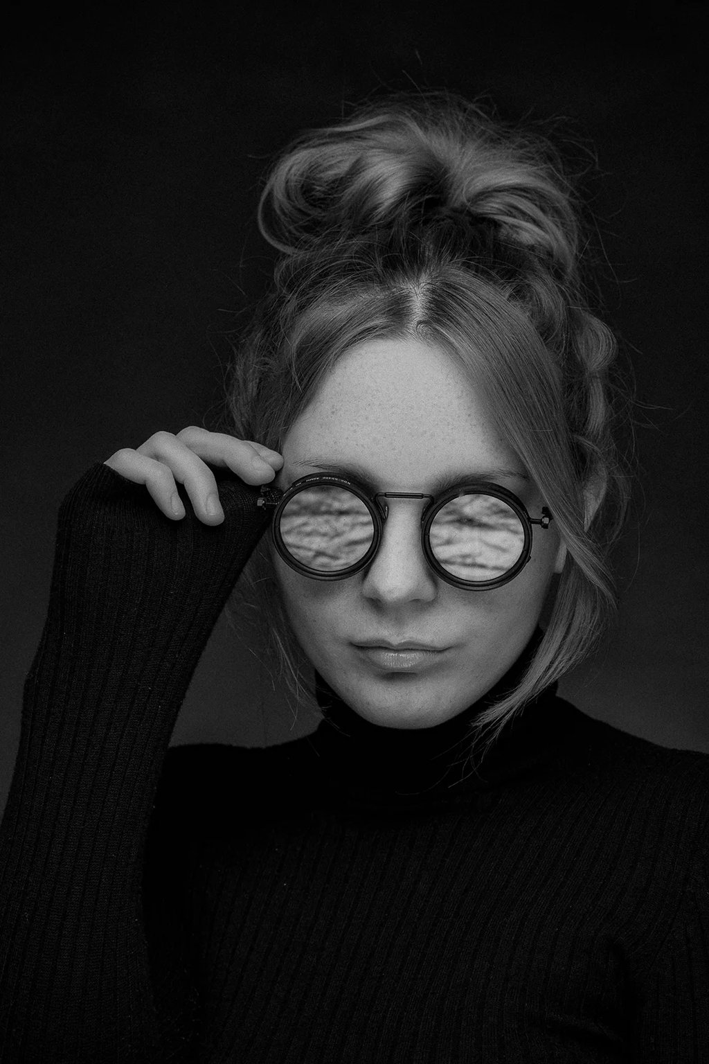 portret vrouw bril reflectie zwart wit