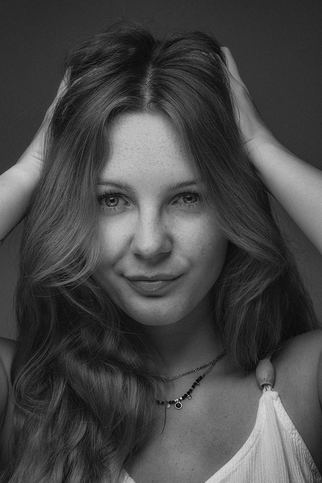 portret vrouw sexy hand in haren