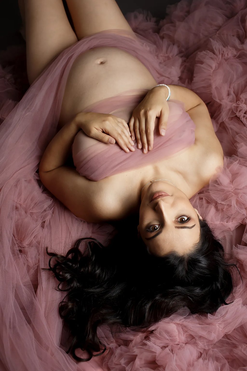 une femme enceinte lors d'une séance photo studio à troyes