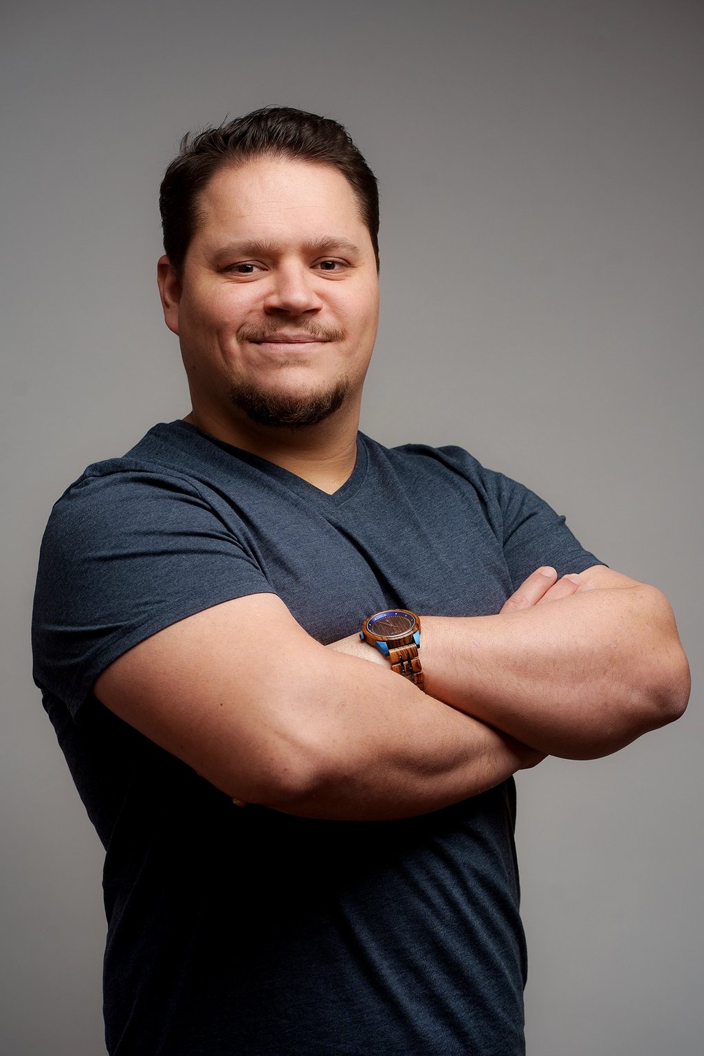 un homme en studio photo