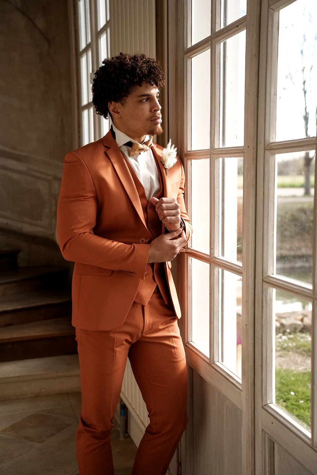 raphael monny dans un costume de marié