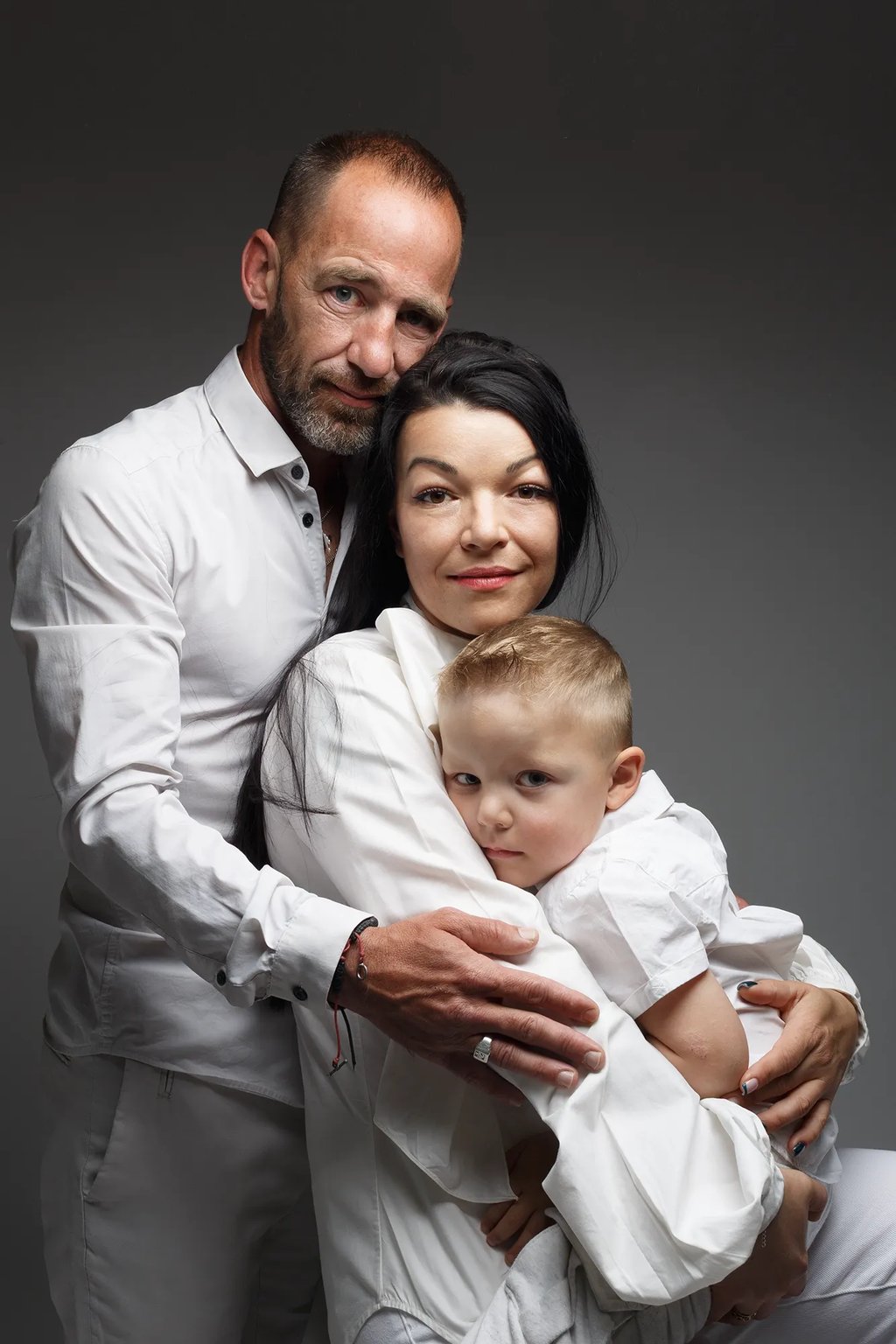 une famille pose en studio photo